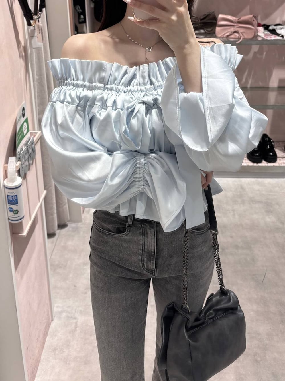 グレー系のショルダーバッグ、グレー系のデニムパンツ、ブラック系のパンプスを着用したレディースの春コーディネートの8枚目の写真