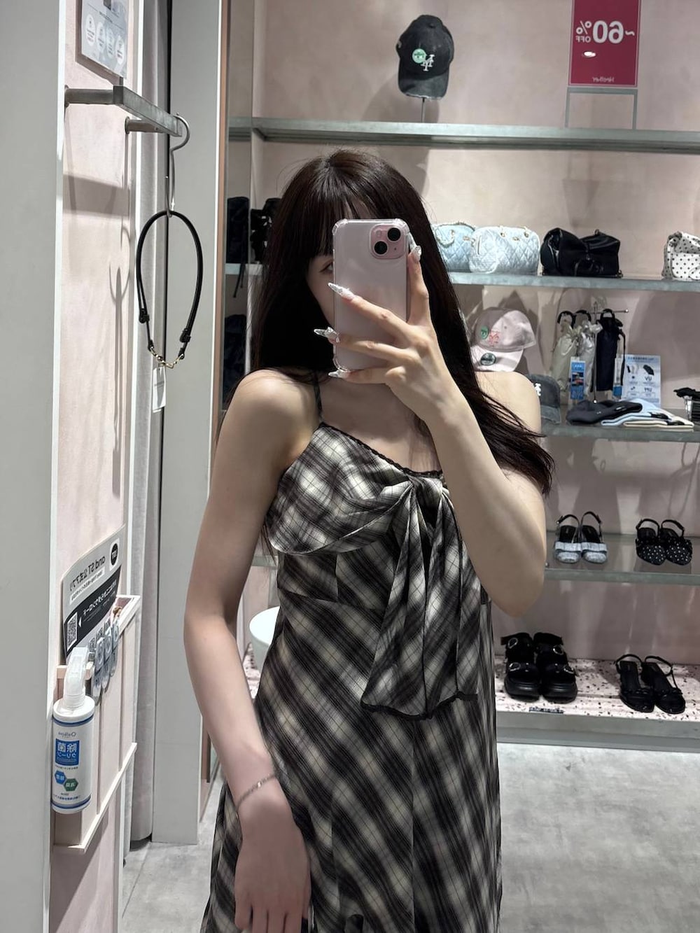 ブラウン系のワンピース、その他のショルダーバッグ、ホワイト系のパンプスを着用したレディースの夏コーディネートの7枚目の写真