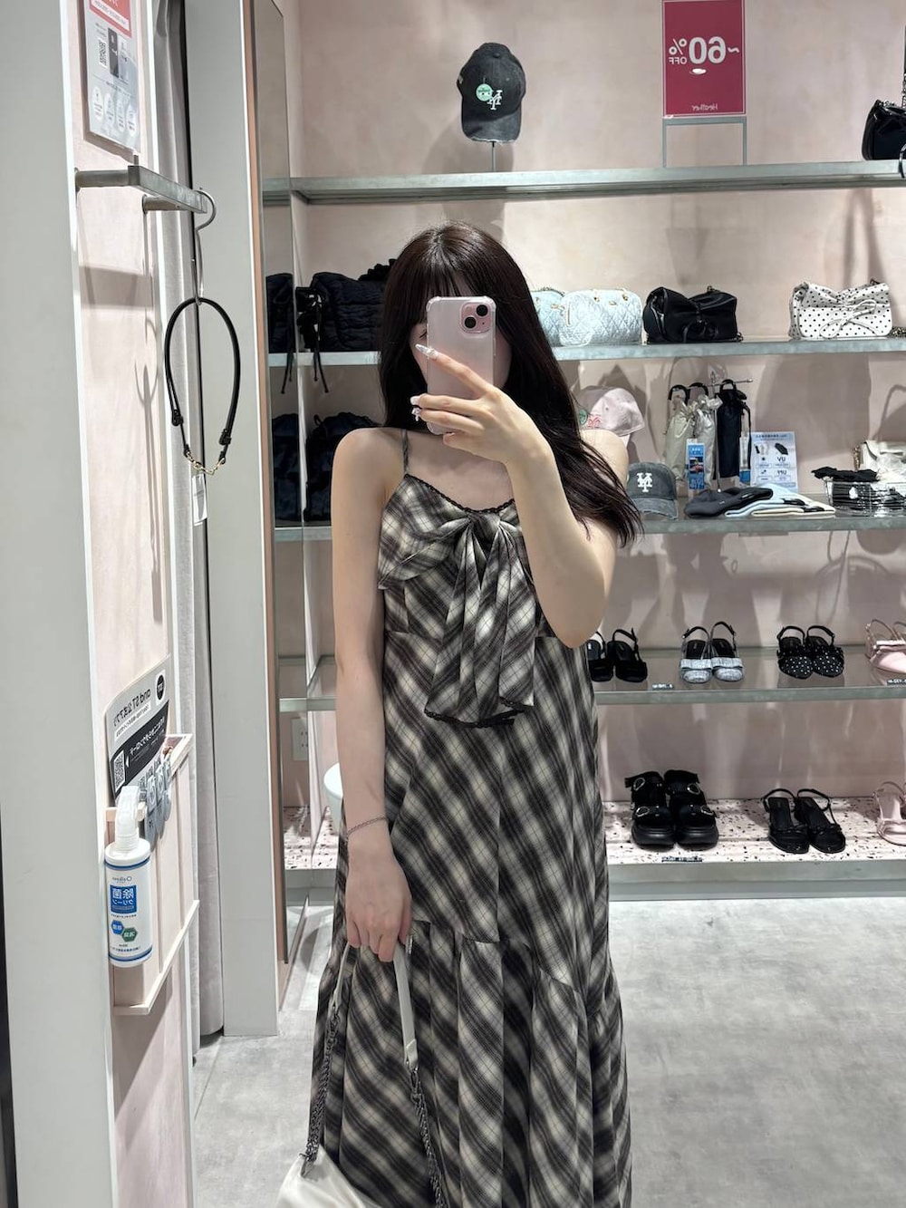 ブラウン系のワンピース、その他のショルダーバッグ、ホワイト系のパンプスを着用したレディースの夏コーディネートの5枚目の写真