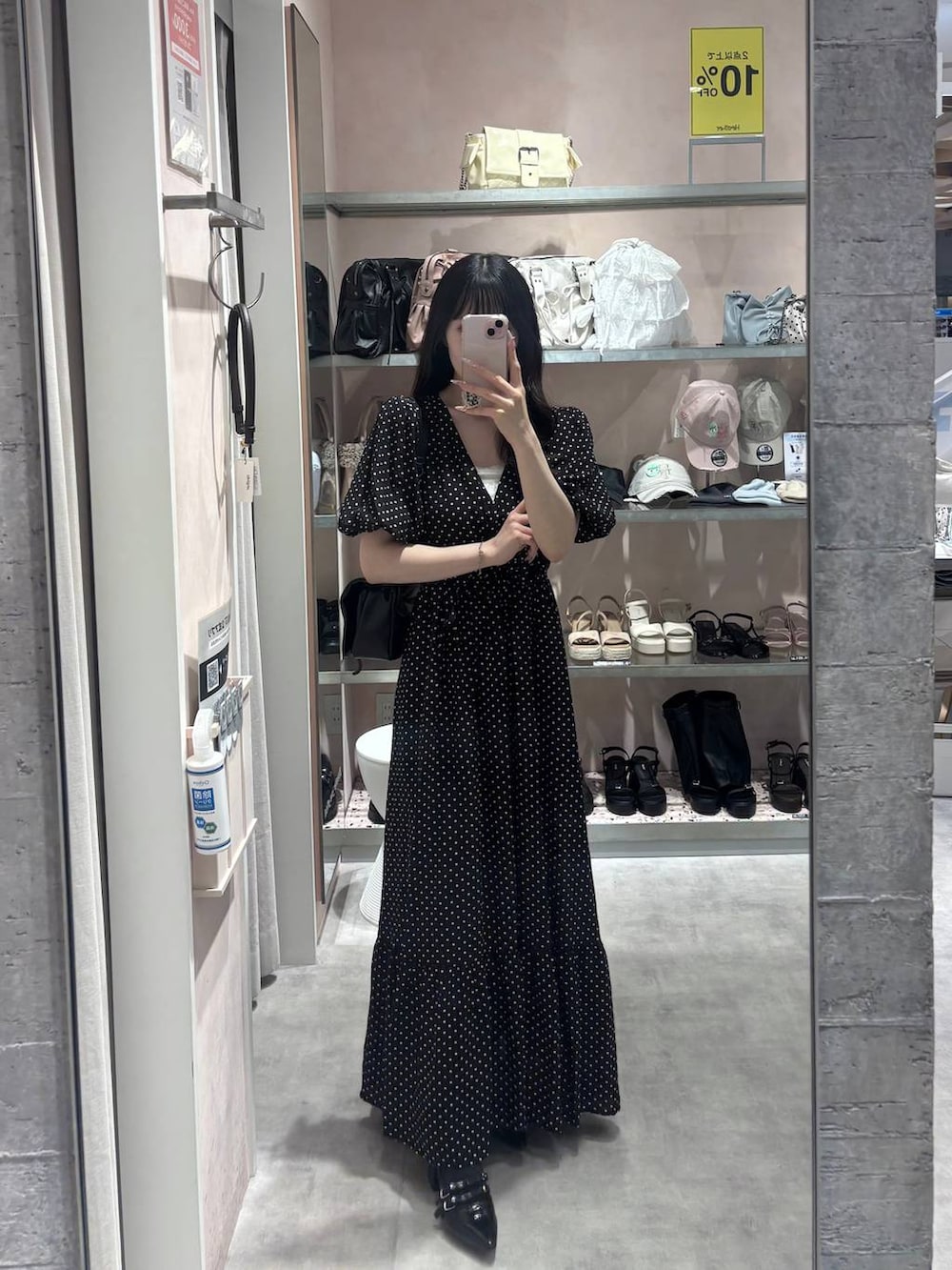ブラック系のショルダーバッグ、ブラック系のパンプス、ホワイト系のチューブトップを着用したレディースの夏コーディネートの9枚目の写真