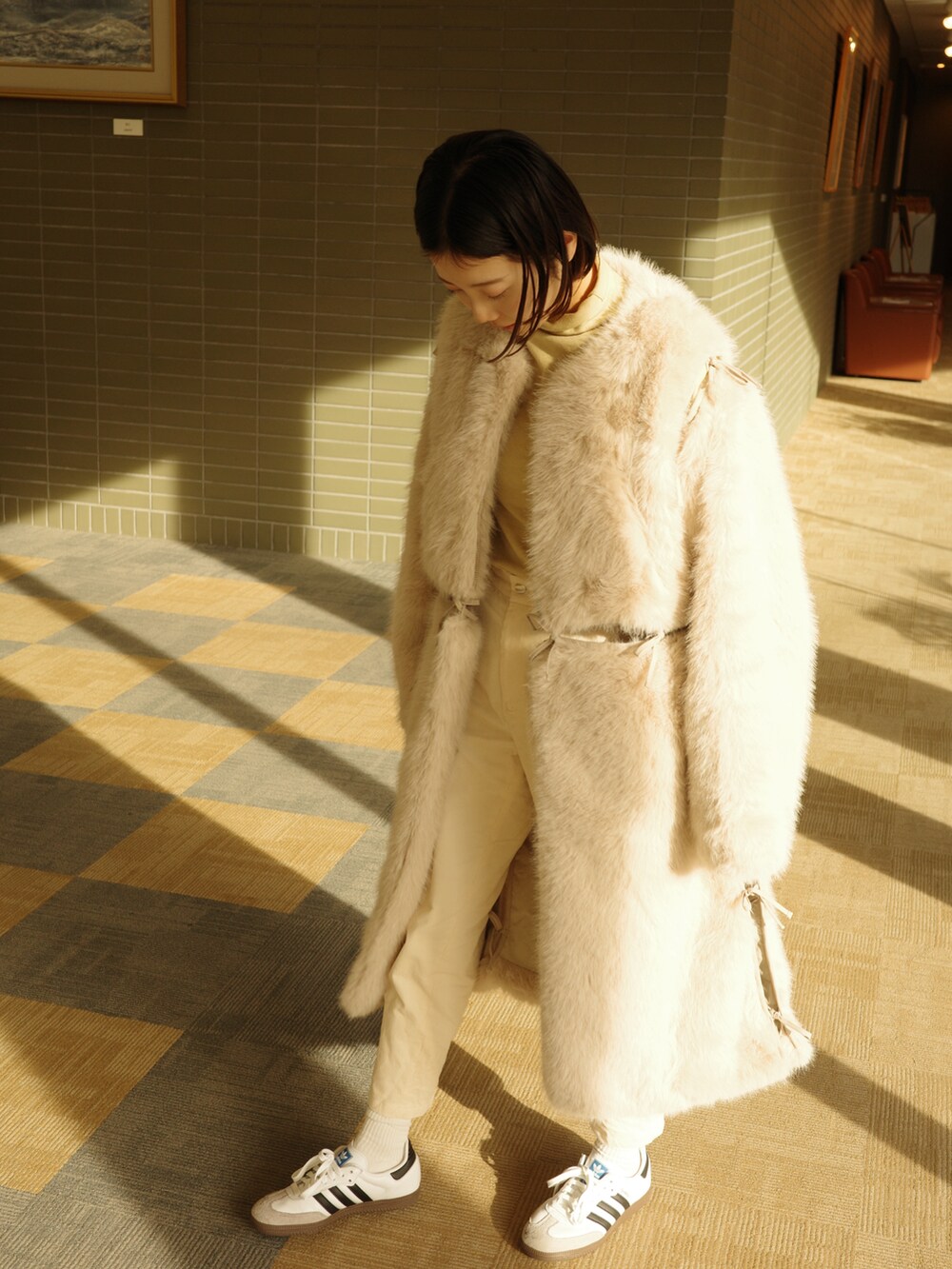 その他のジャケット/アウター、その他のスニーカーを着用したレディースの冬コーディネートの2枚目の写真