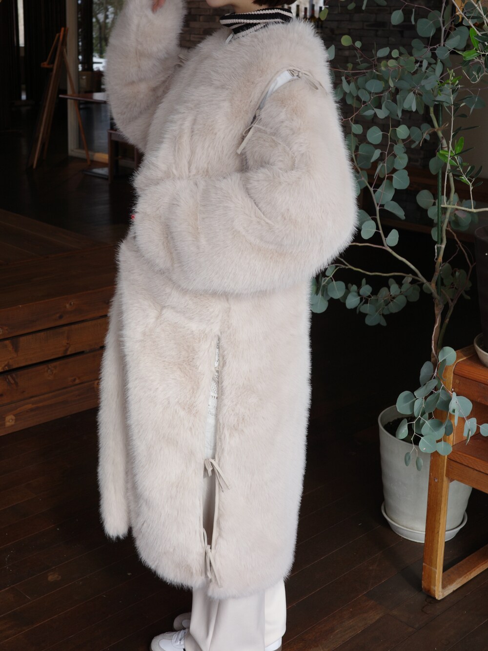 その他のジャケット/アウター、その他のスニーカーを着用したレディースの冬コーディネートの3枚目の写真