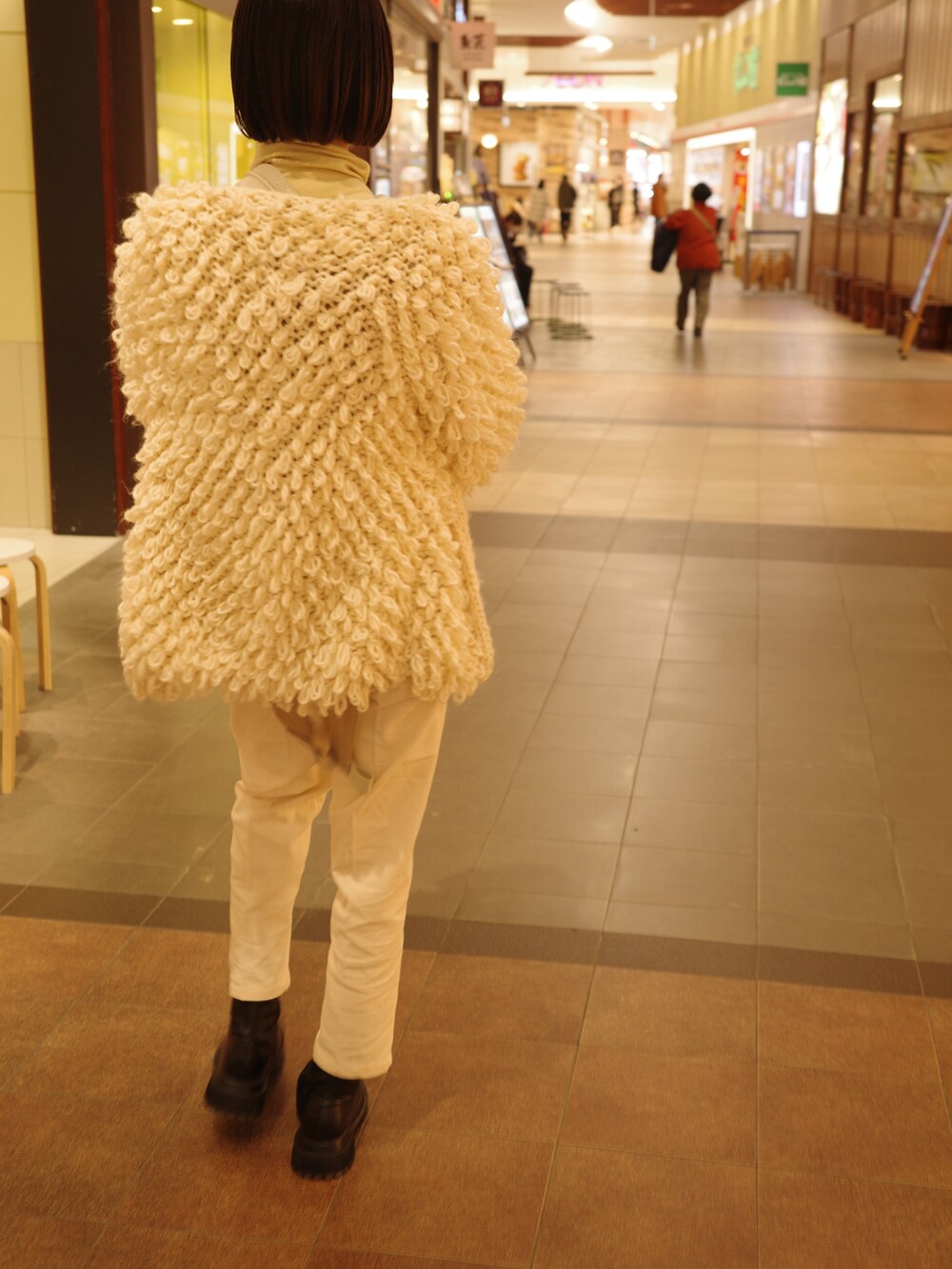 ホワイト系のその他パンツ、ブラック系のブーツ、その他のカーディガン/ボレロを着用したレディースの冬コーディネートの4枚目の写真