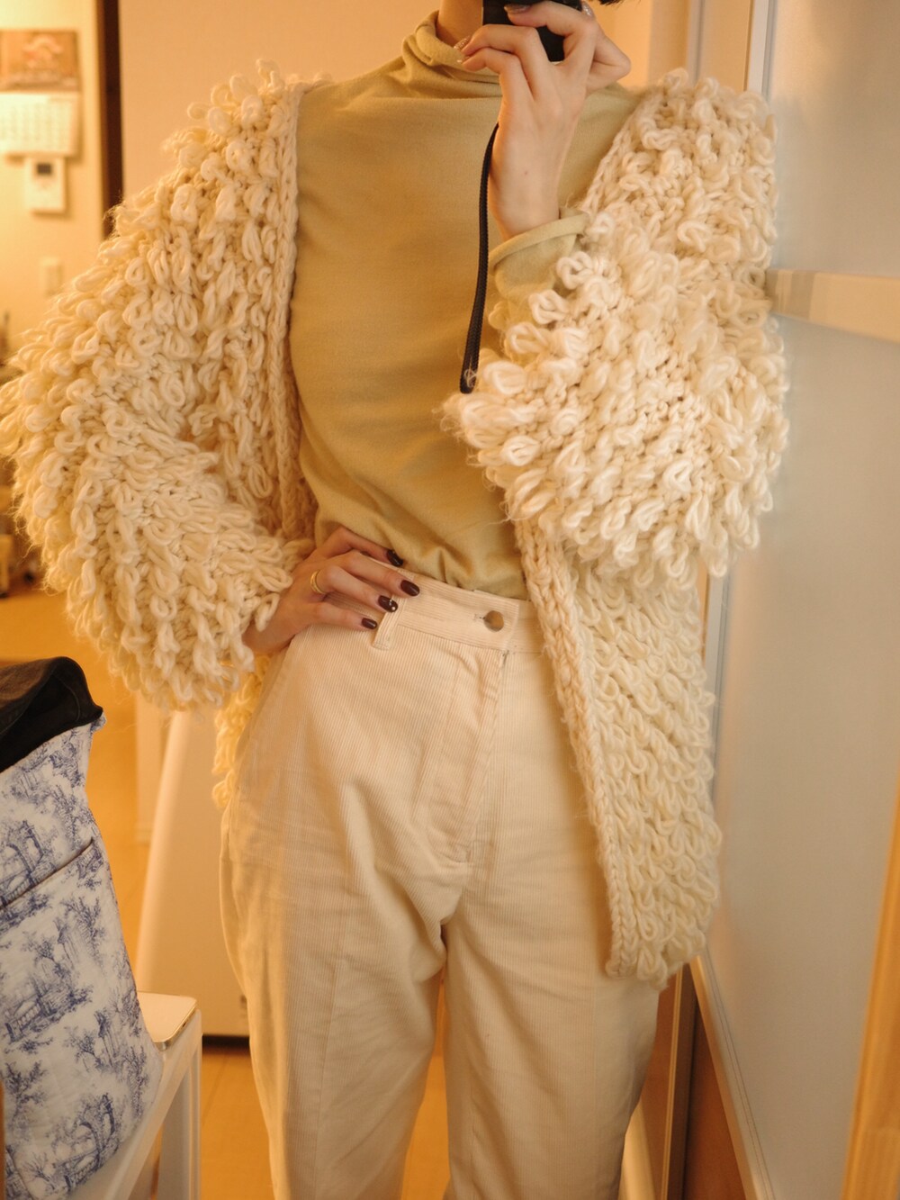 ホワイト系のその他パンツ、ブラック系のブーツ、その他のカーディガン/ボレロを着用したレディースの冬コーディネートの5枚目の写真