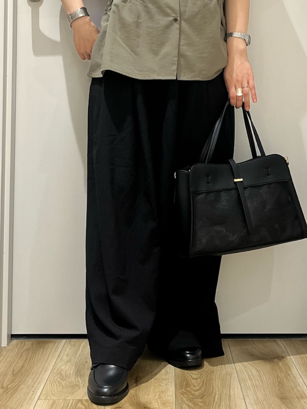 グリーン系のシャツ/ブラウス、ブラック系のその他パンツ、ブラック系のショルダーバッグを着用したレディースの夏コーディネートの3枚目の写真