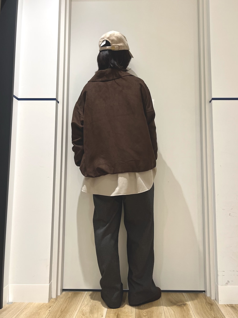 ブラウン系のブルゾン、ブラウン系のその他シューズ、グレー系のその他パンツを着用したレディースの秋コーディネートの3枚目の写真