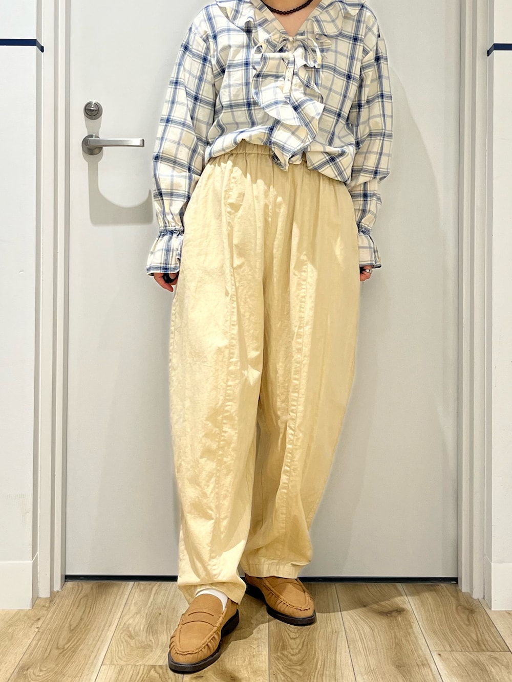 ブルー系のシャツ/ブラウス、イエロー系のその他パンツ、イエロー系のローファーを着用したレディースの春コーディネートの5枚目の写真