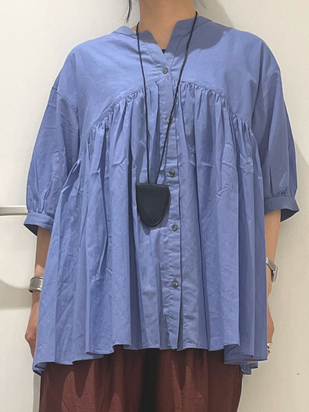 レッド系のその他パンツ、ブルー系のシャツ/ブラウス、ブラック系のその他シューズを着用したレディースの夏コーディネートの4枚目の写真