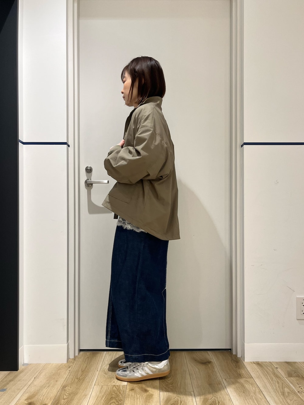 ブルー系のスカート、ホワイト系のTシャツ/カットソー、ブルー系のスウェットを着用したレディースの春コーディネートの2枚目の写真