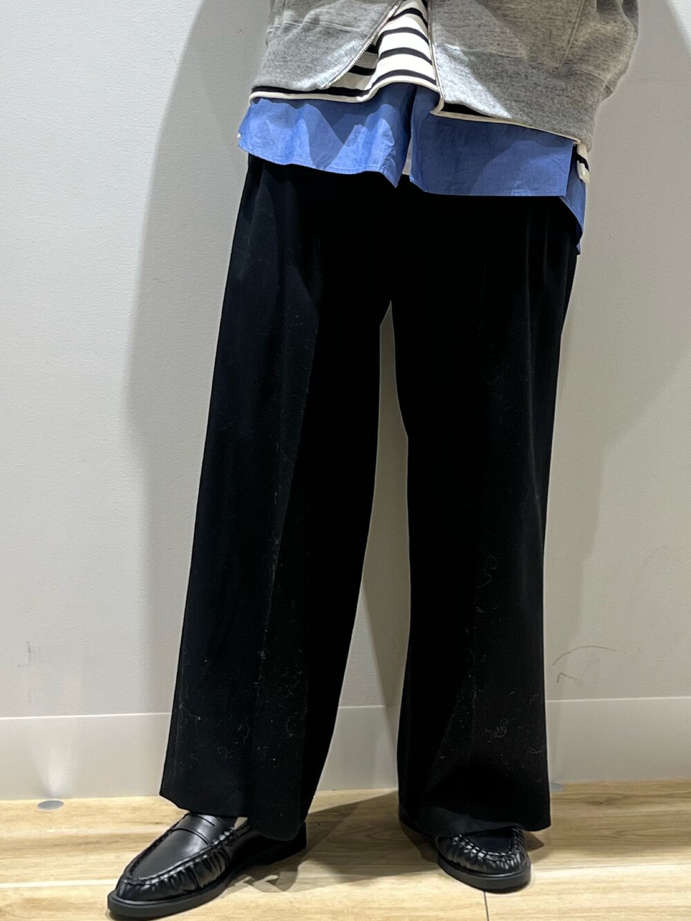 ブラック系のその他パンツ、ブラック系のローファー、ブルー系のシャツ/ブラウスを着用したレディースの冬コーディネートの5枚目の写真