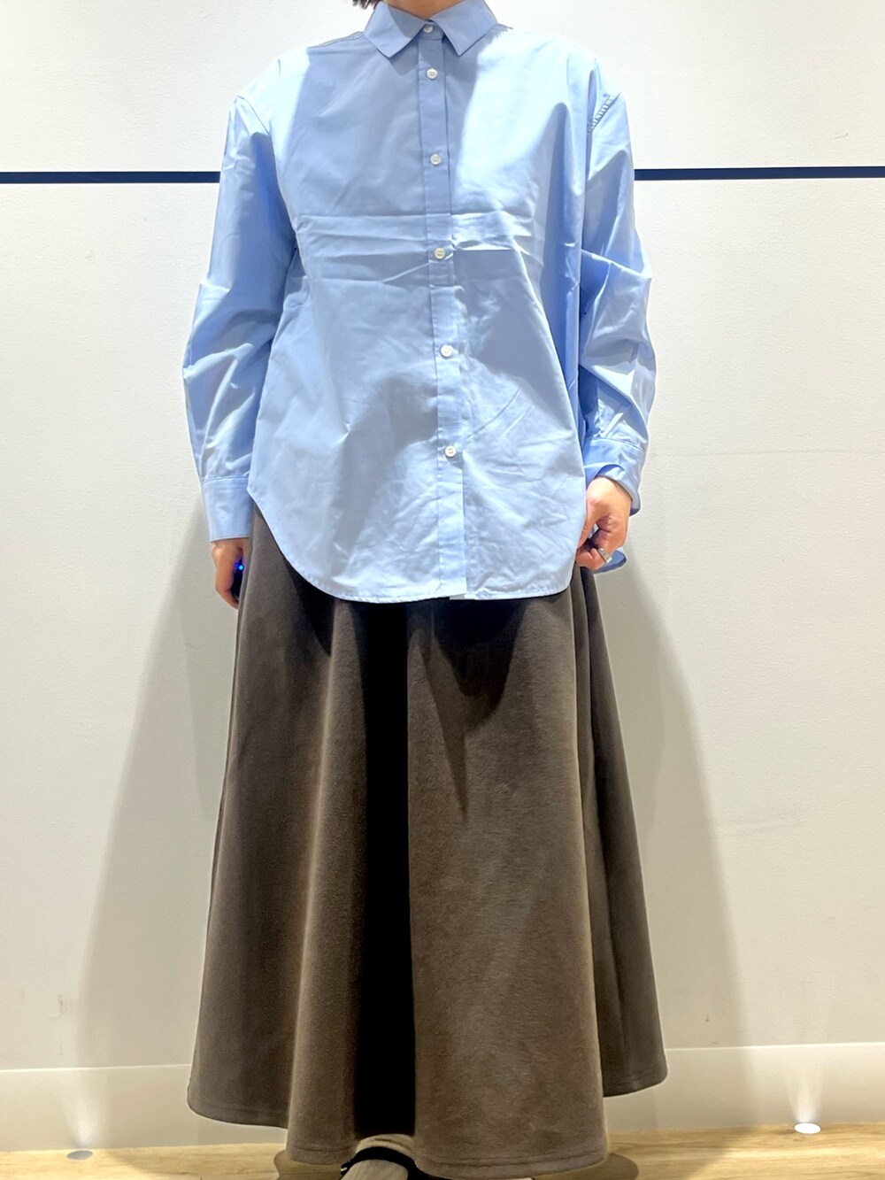 ブルー系のシャツ/ブラウス、グリーン系のチェスターコート、ブラウン系のスカートを着用したレディースの冬コーディネートの8枚目の写真