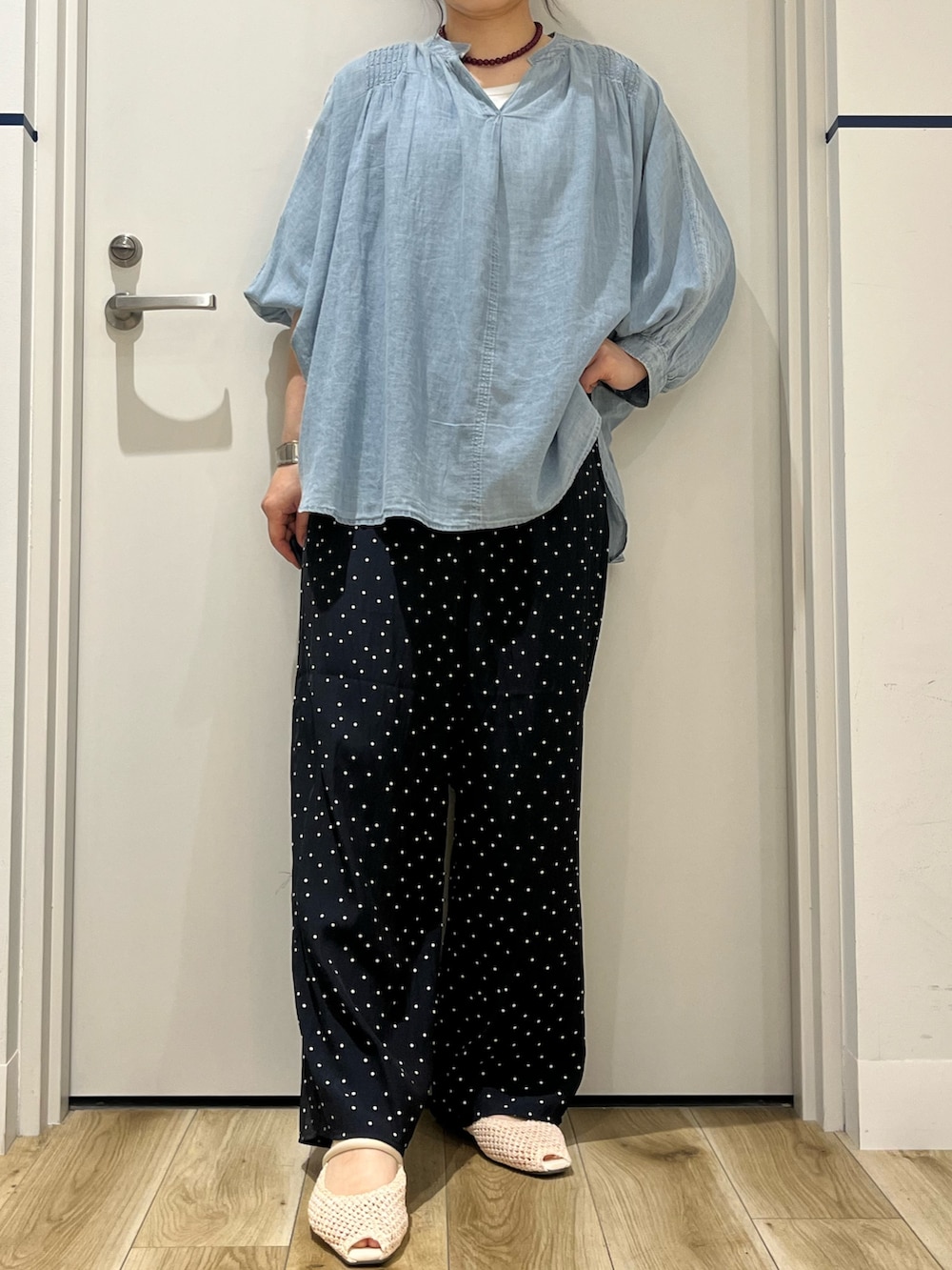 ホワイト系のバレエシューズ、ブラック系のその他パンツ、ブルー系のシャツ/ブラウスを着用したレディースの夏コーディネートの4枚目の写真