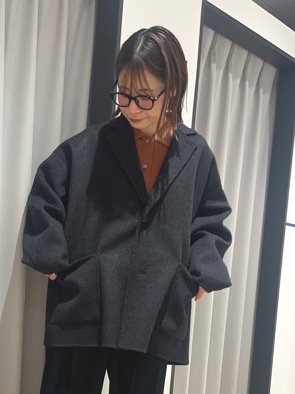 ベージュ系のシャツ/ブラウス、グレー系のその他アウター、ブラック系のその他パンツを着用したレディースの秋コーディネートの2枚目の写真