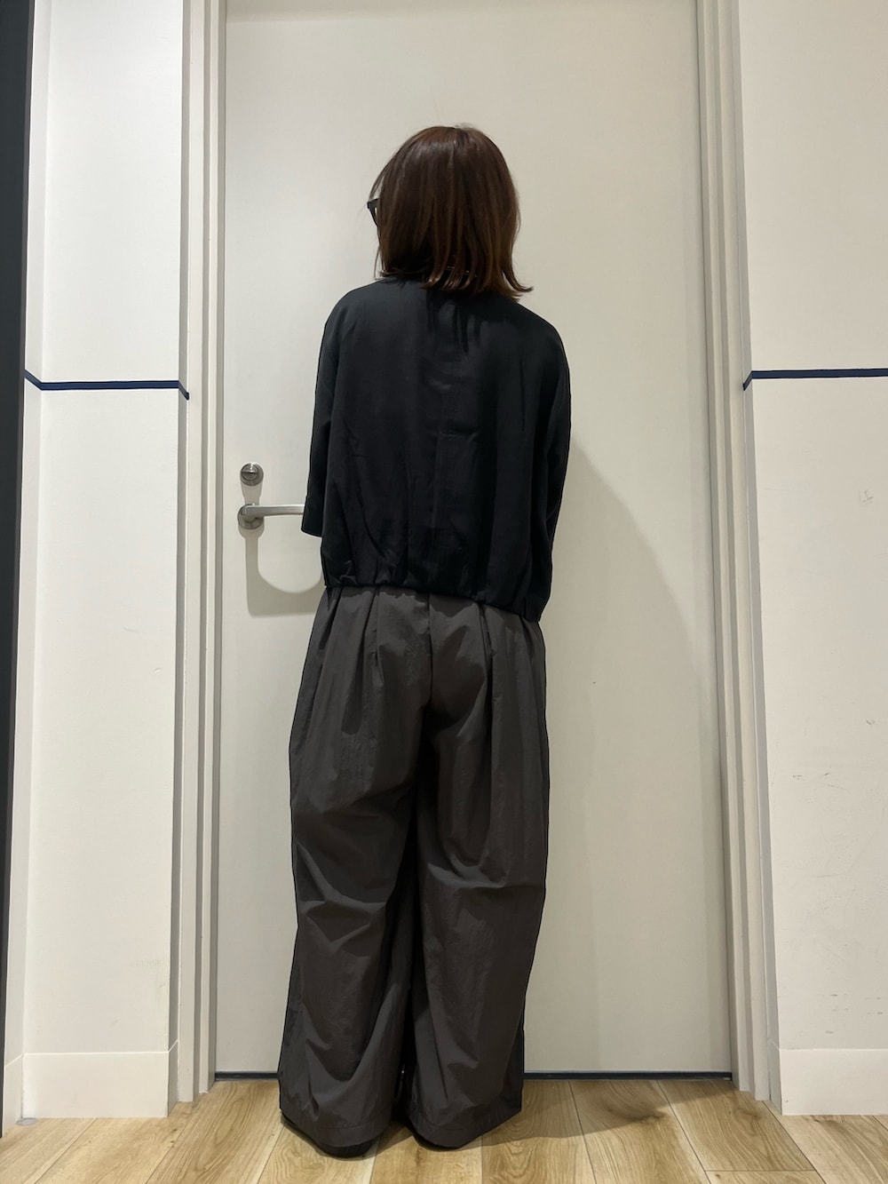 ブラック系のボストンバッグ、ブラック系のシャツ/ブラウス、グレー系のその他パンツを着用したレディースの春コーディネートの3枚目の写真