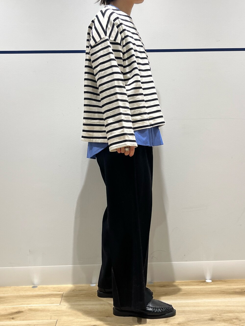 ブラック系のその他パンツ、ブラック系のローファー、ブルー系のシャツ/ブラウスを着用したレディースの冬コーディネートの7枚目の写真