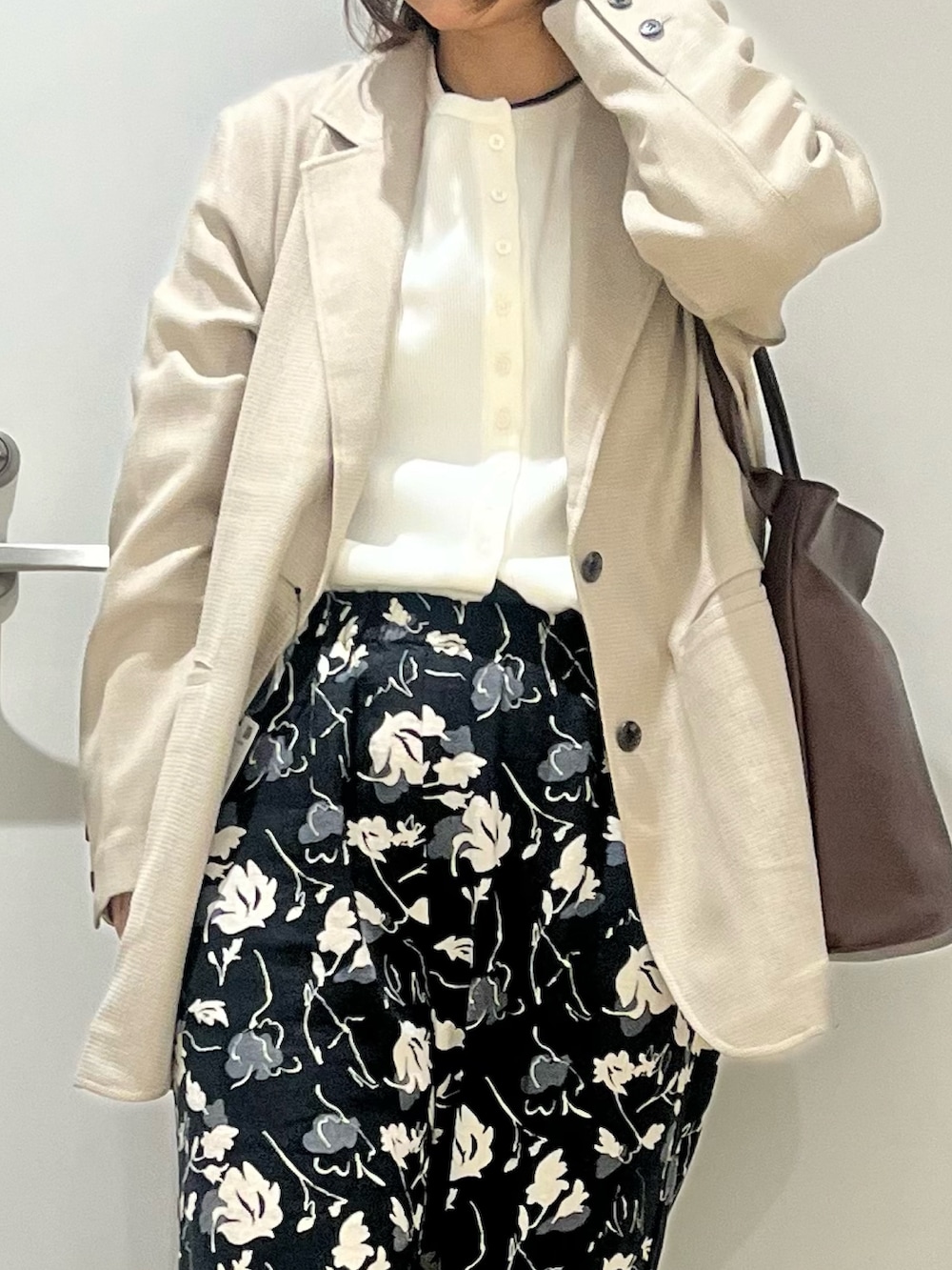 ブラック系のその他パンツ、ブラウン系のパンプス、ベージュ系のその他アウターを着用したレディースの春コーディネートの4枚目の写真