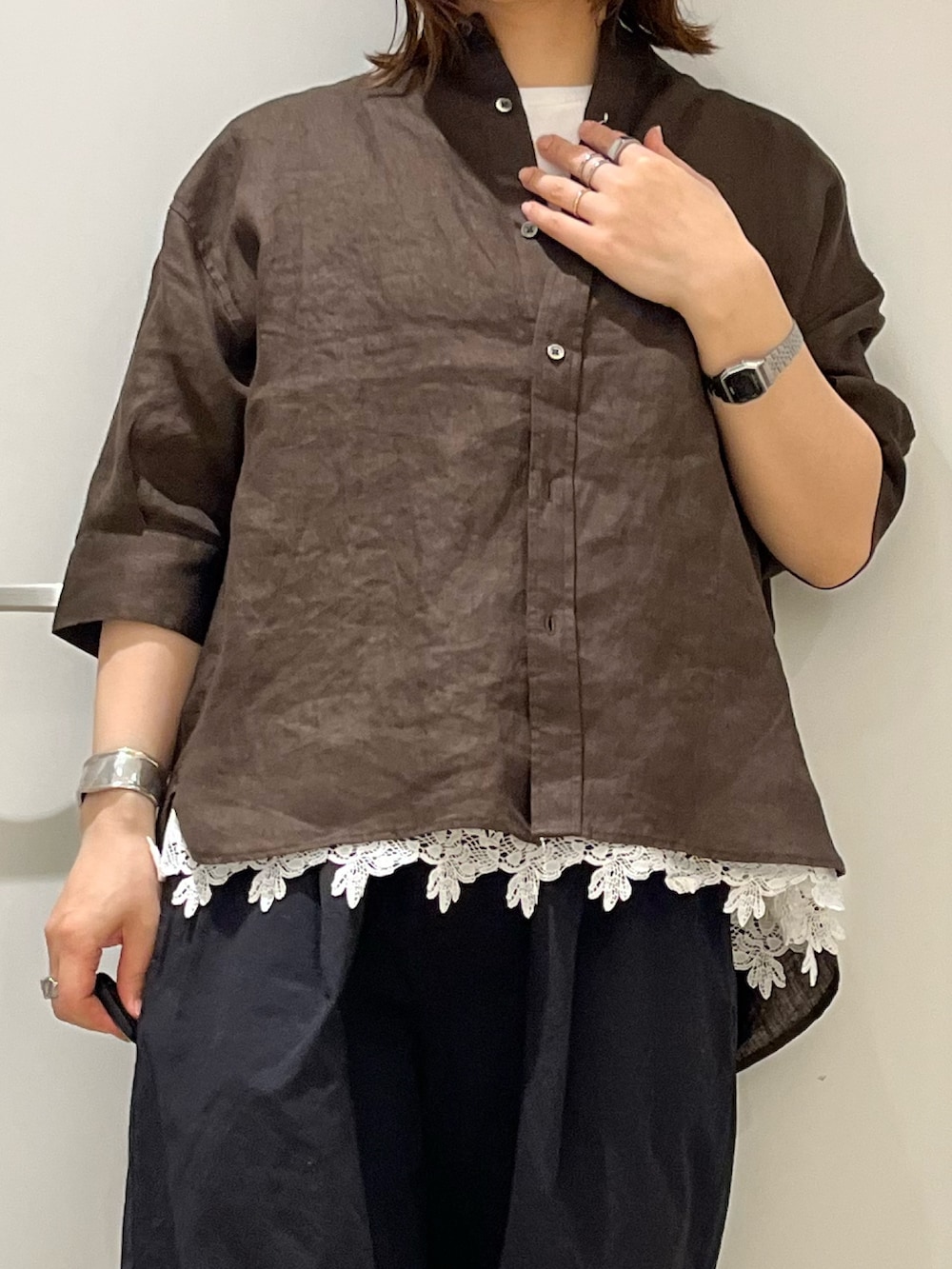 ブラック系のその他パンツ、シルバー系のスニーカー、ホワイト系のTシャツ/カットソーを着用したレディースの春コーディネートの4枚目の写真