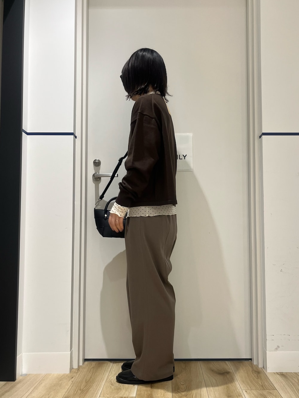 その他のTシャツ/カットソー、ブラウン系のカーディガン/ボレロ、ブラック系のハンドバッグを着用したレディースの秋コーディネートの2枚目の写真