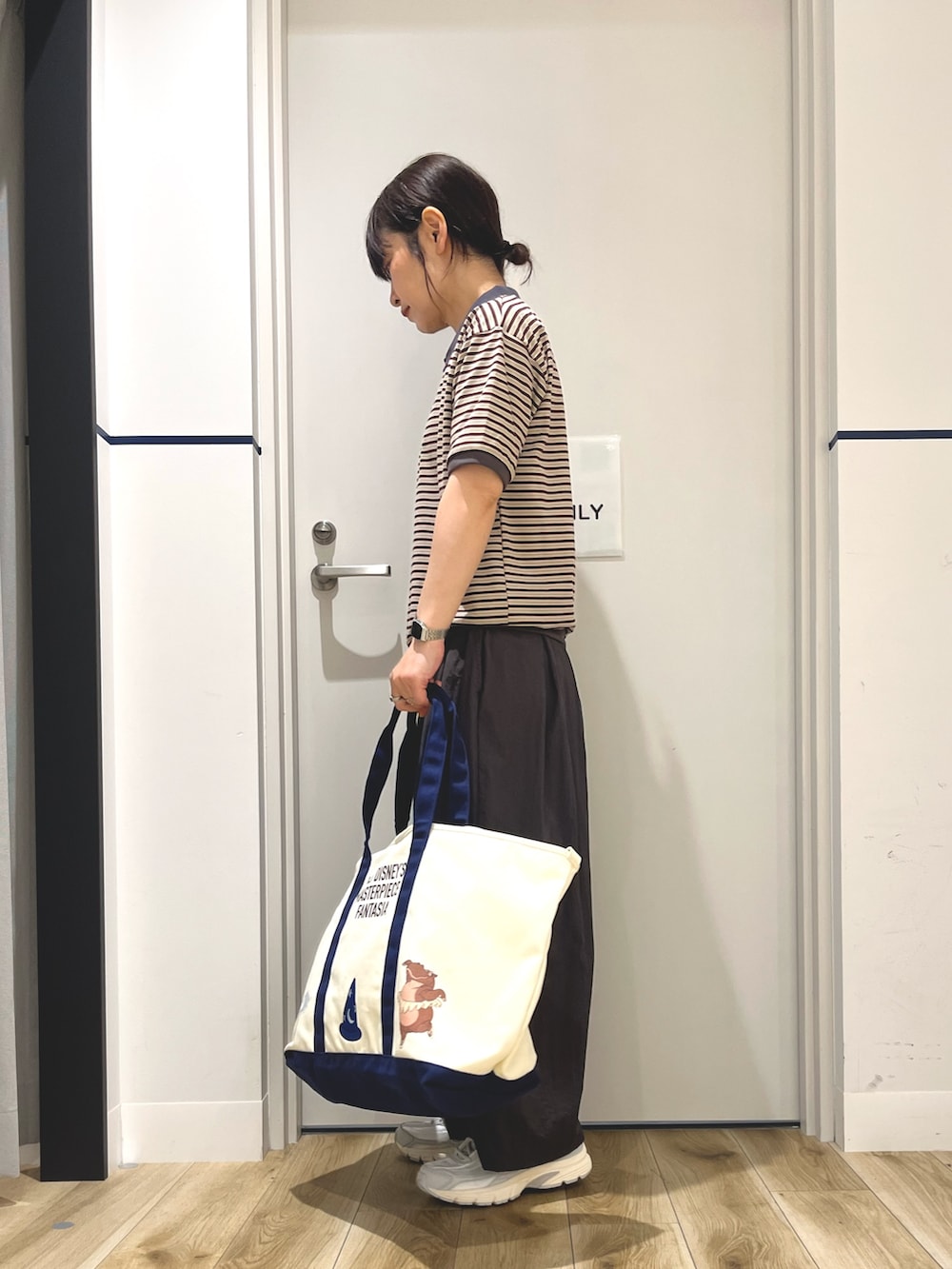 グレー系のポロシャツ、グレー系のその他パンツ、ホワイト系のスニーカーを着用したレディースの夏コーディネートの2枚目の写真