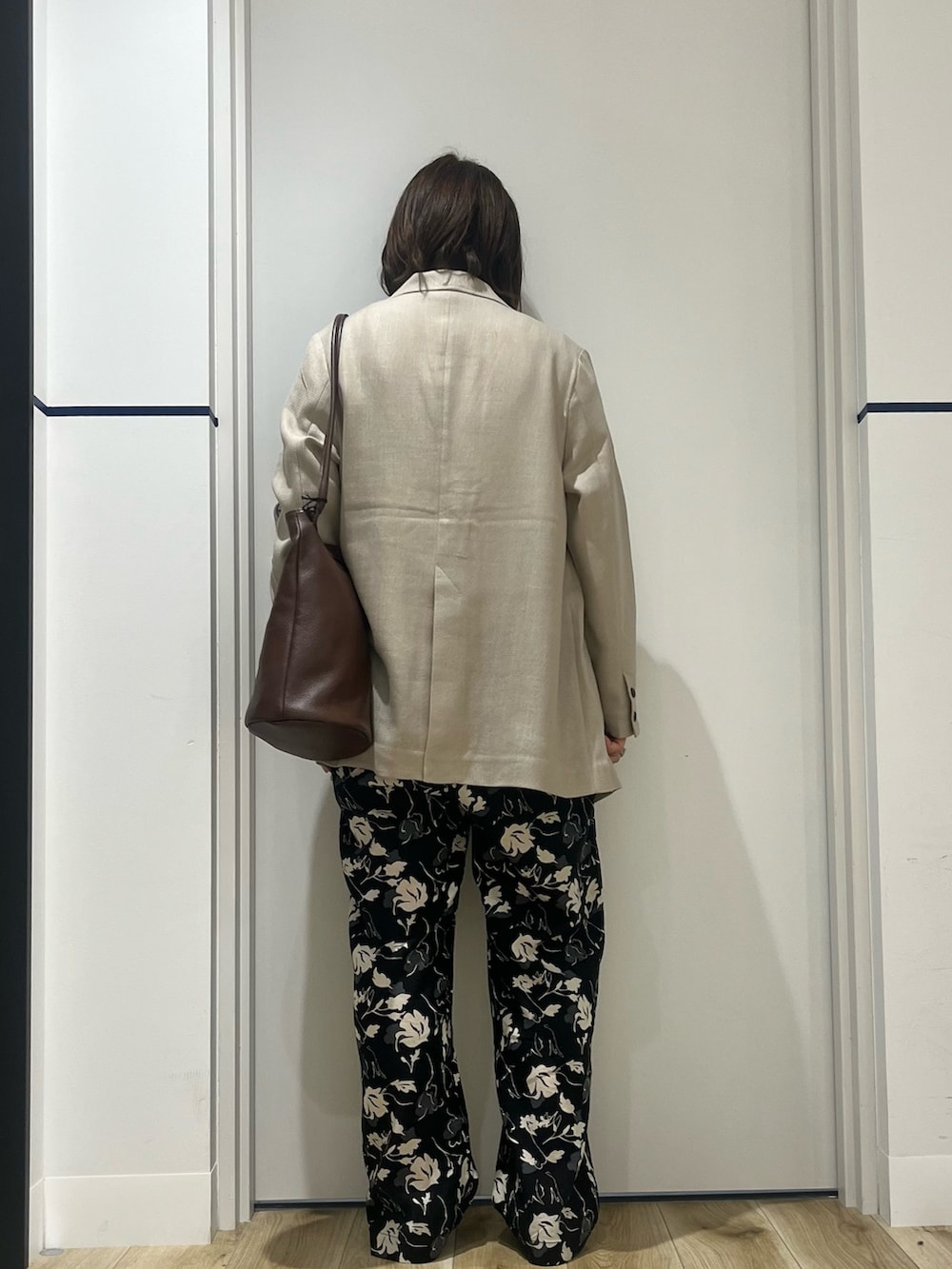 ブラック系のその他パンツ、ブラウン系のパンプス、ベージュ系のその他アウターを着用したレディースの春コーディネートの2枚目の写真
