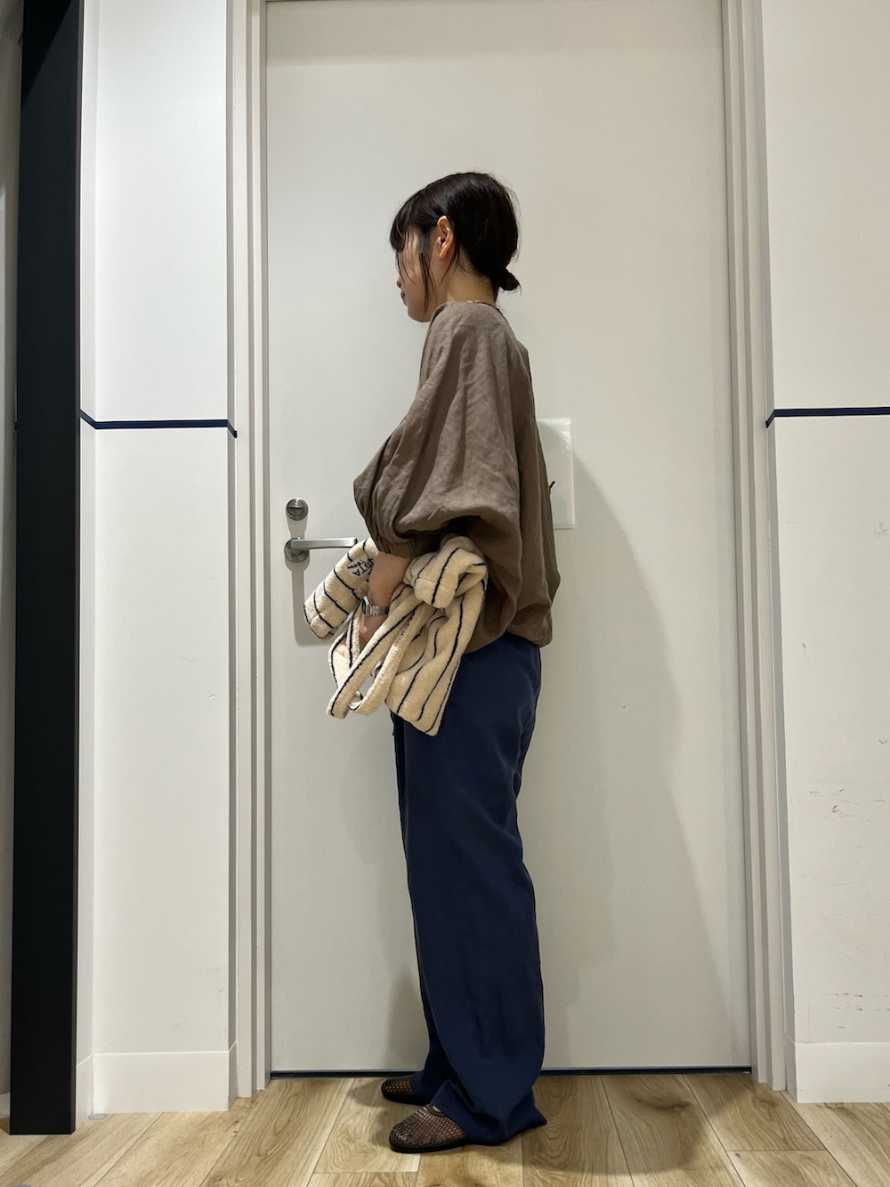 ブルー系のその他パンツ、ブラック系のバレエシューズ、ベージュ系のトートバッグを着用したレディースの夏コーディネートの2枚目の写真