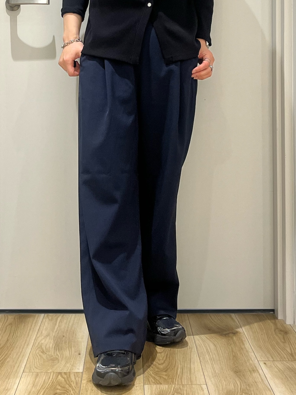 ブラック系のカーディガン/ボレロ、ブルー系のその他パンツ、ブラック系のスニーカーを着用したレディースの春コーディネートの3枚目の写真