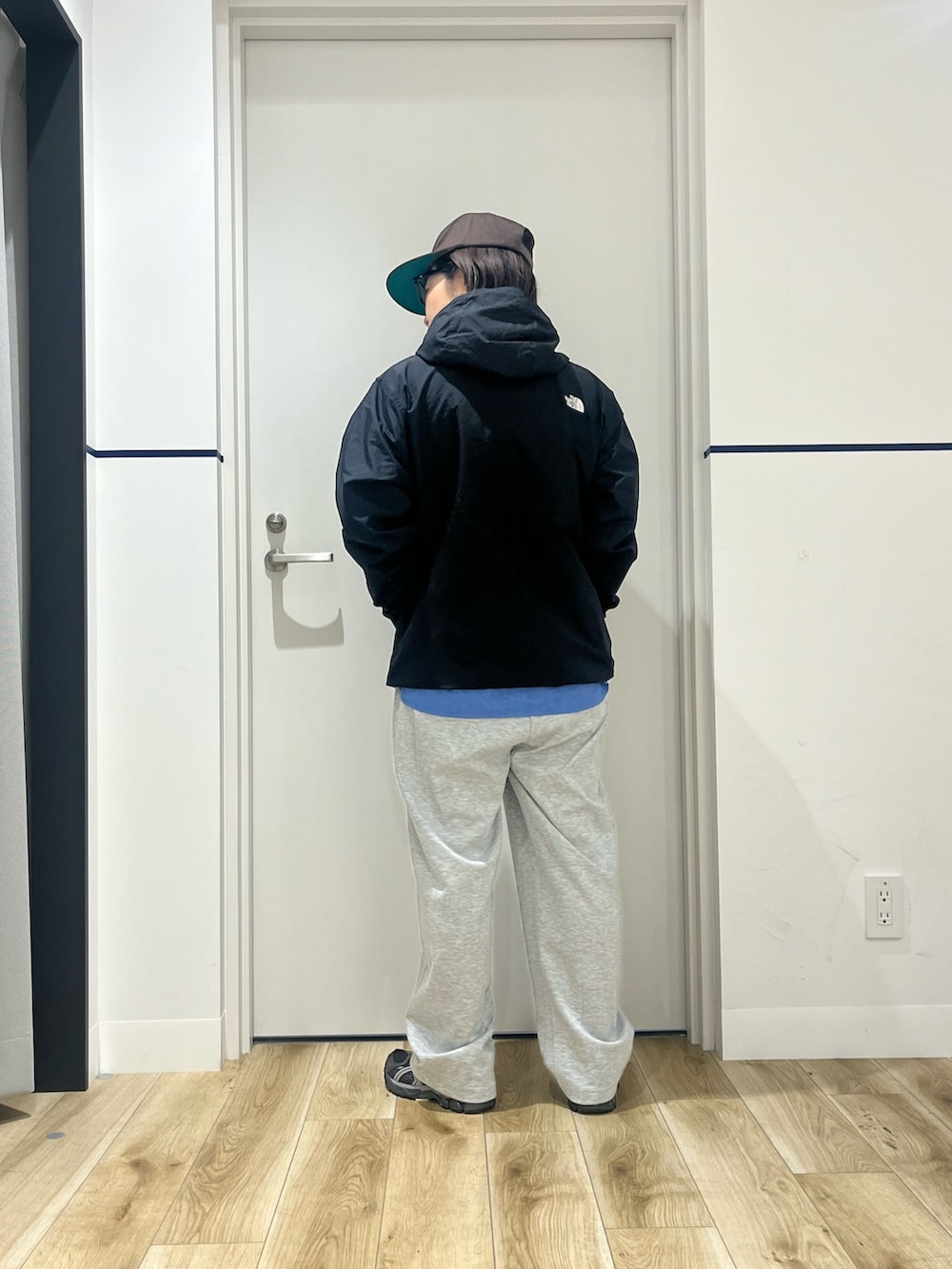 グレー系のその他パンツ、ブラック系のシューズ、ブルー系のシャツ/ブラウスを着用したレディースの冬コーディネートの2枚目の写真