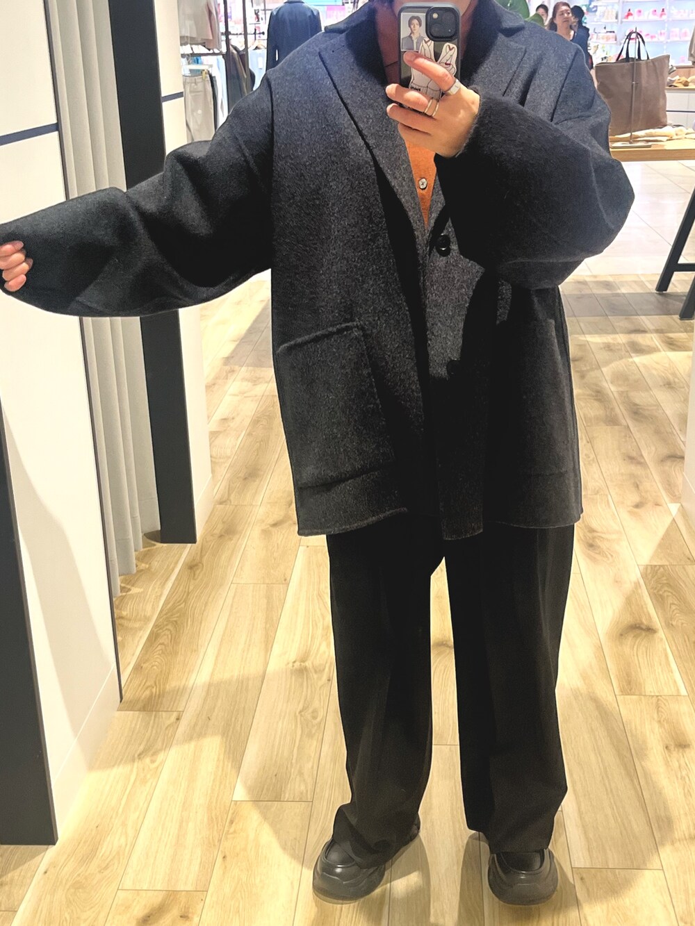 ベージュ系のシャツ/ブラウス、グレー系のその他アウター、ブラック系のその他パンツを着用したレディースの秋コーディネートの3枚目の写真