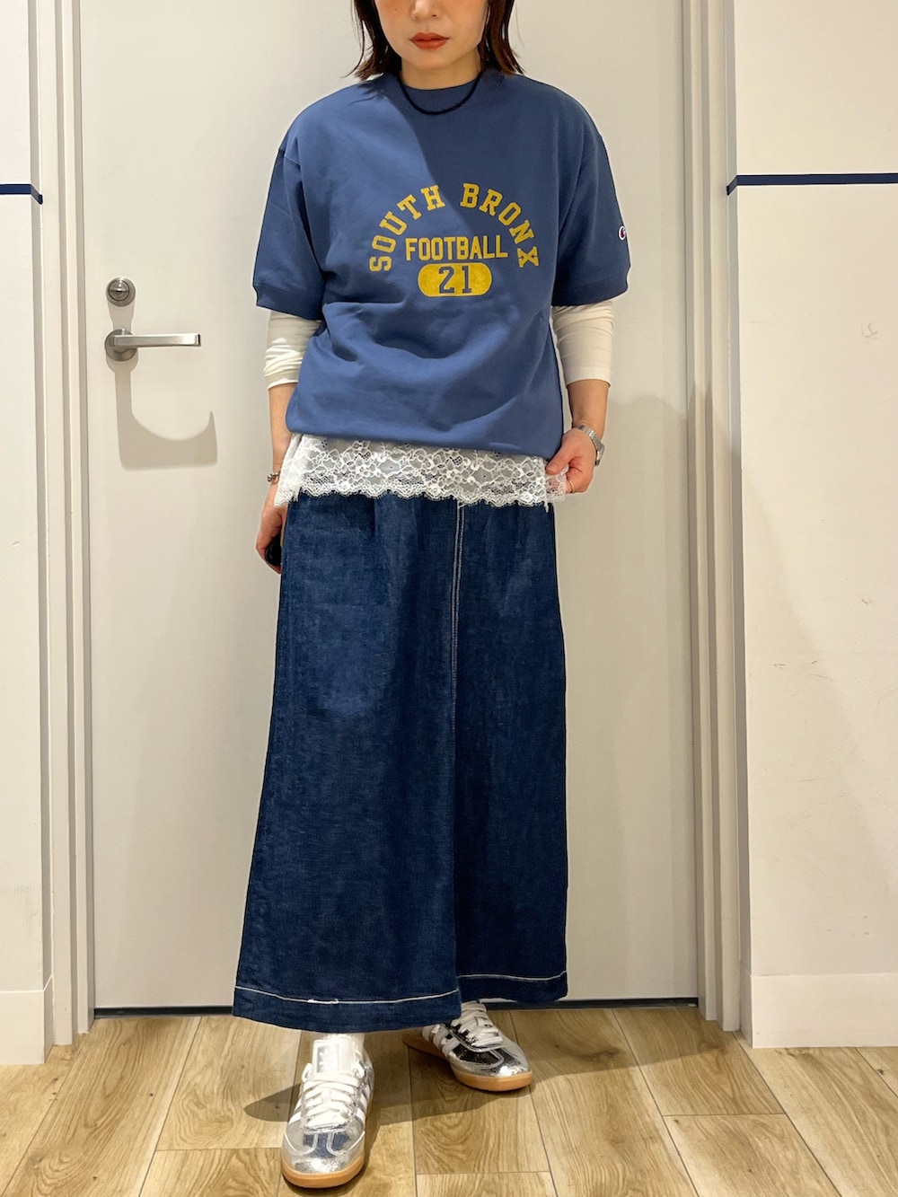 ブルー系のスカート、ホワイト系のTシャツ/カットソー、ブルー系のスウェットを着用したレディースの春コーディネートの5枚目の写真