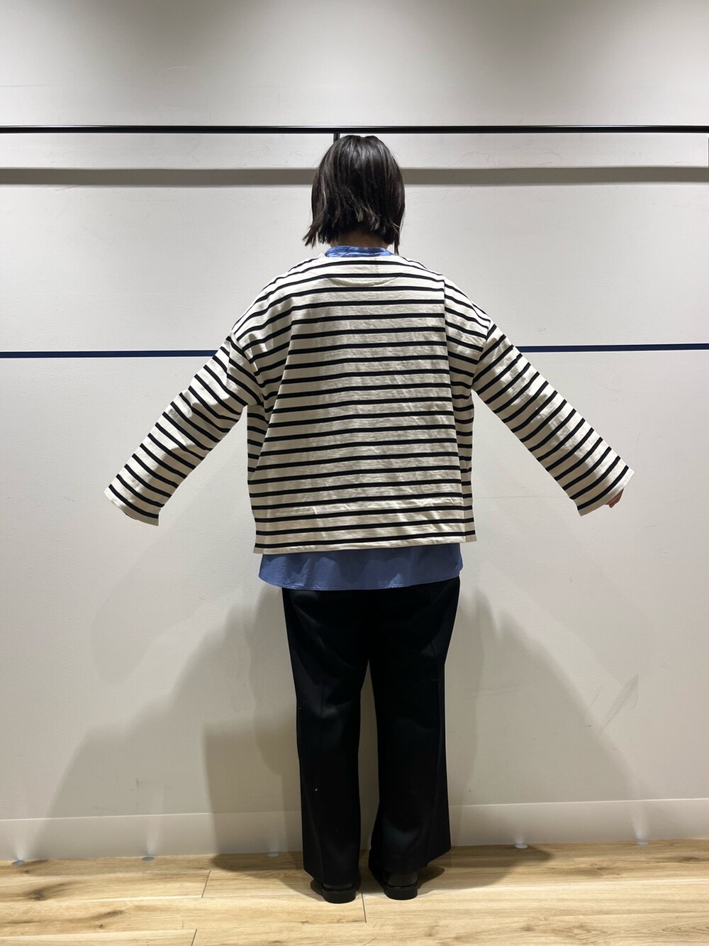 ブラック系のその他パンツ、ブラック系のローファー、ブルー系のシャツ/ブラウスを着用したレディースの冬コーディネートの8枚目の写真