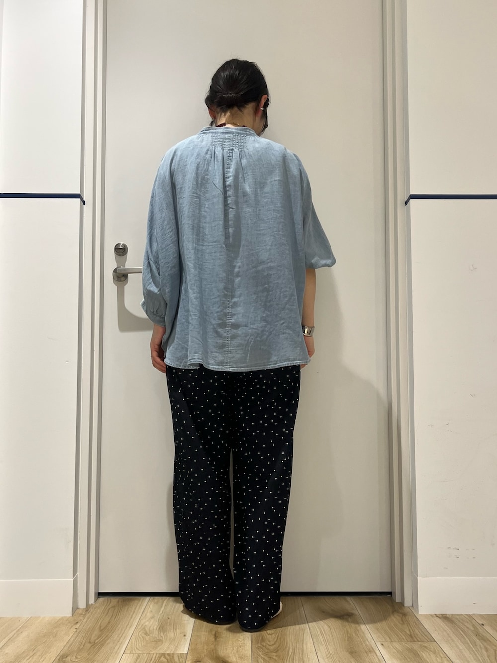 ホワイト系のバレエシューズ、ブラック系のその他パンツ、ブルー系のシャツ/ブラウスを着用したレディースの夏コーディネートの3枚目の写真