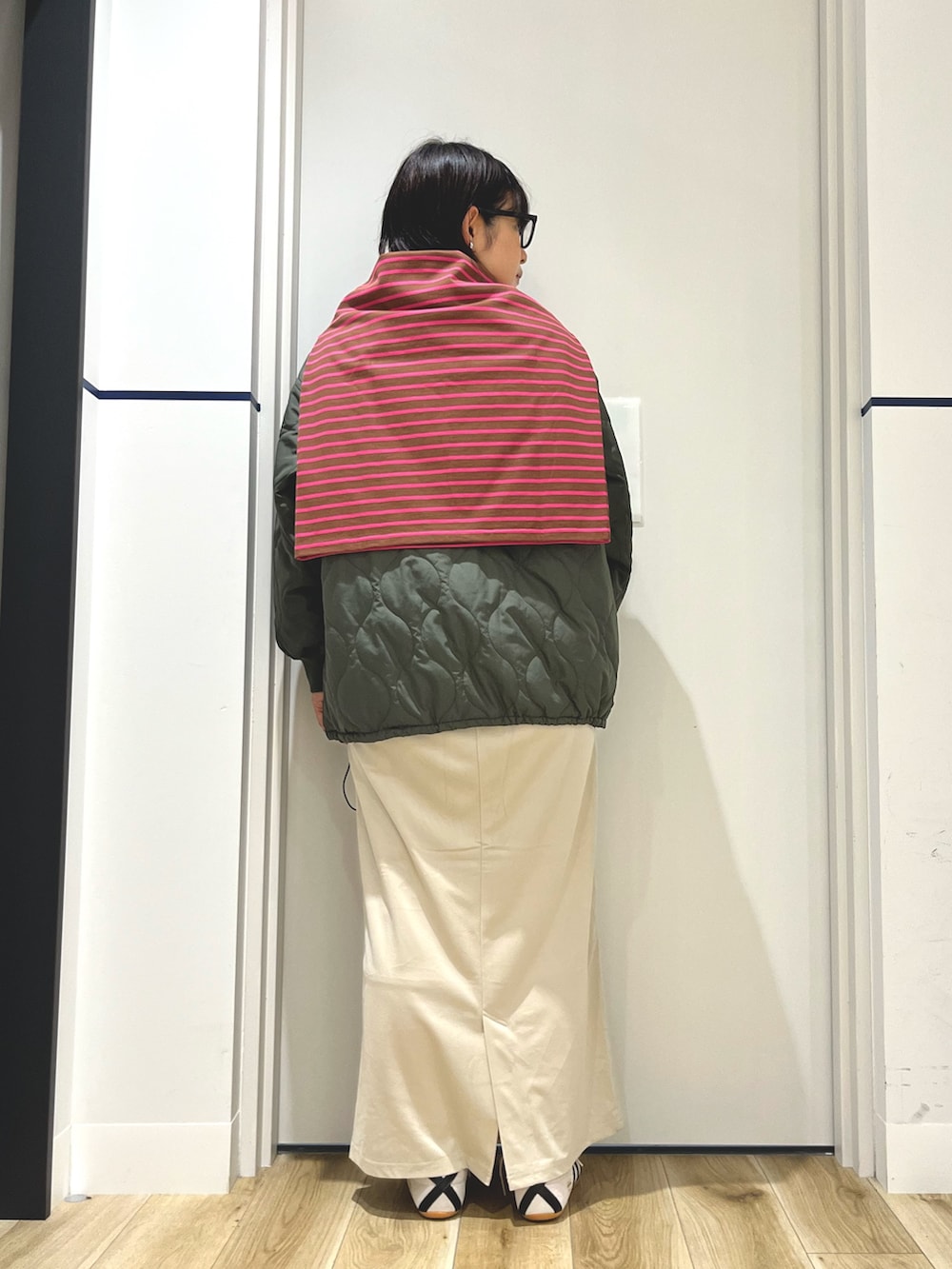 ブラウン系のTシャツ/カットソー、グリーン系のブルゾン、ホワイト系のスウェットを着用したレディースの秋コーディネートの3枚目の写真