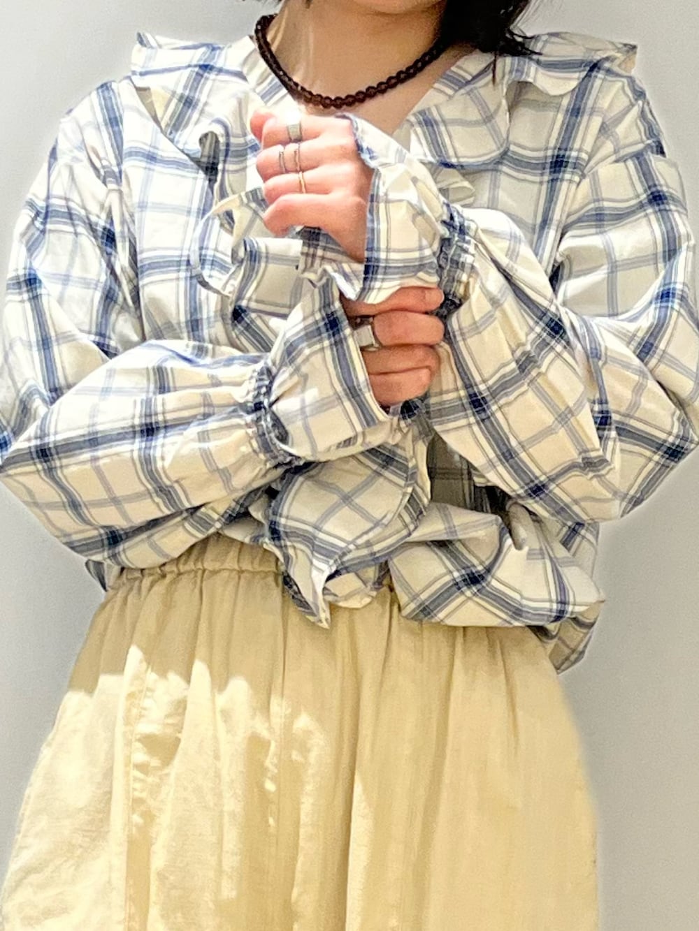 ブルー系のシャツ/ブラウス、イエロー系のその他パンツ、イエロー系のローファーを着用したレディースの春コーディネートの3枚目の写真