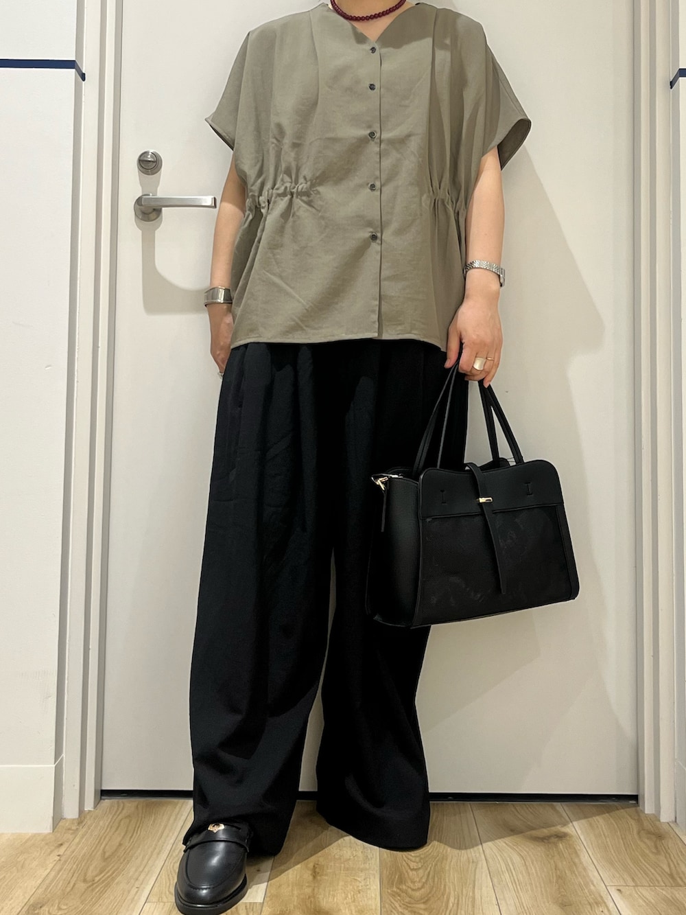 グリーン系のシャツ/ブラウス、ブラック系のその他パンツ、ブラック系のショルダーバッグを着用したレディースの夏コーディネートの5枚目の写真