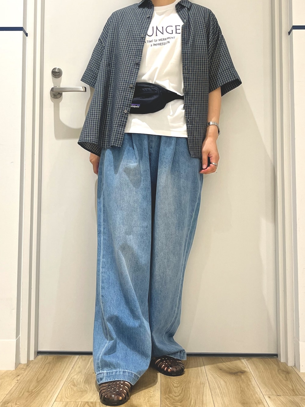 ホワイト系のTシャツ/カットソー、ブルー系のシャツ/ブラウス、ブラック系のボディバッグ/ウエストポーチを着用したレディースの夏コーディネートの4枚目の写真