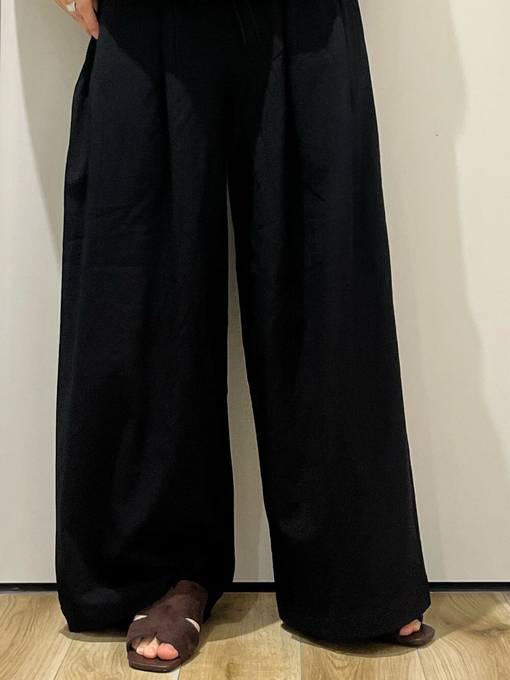 ブラック系のシャツ/ブラウス、ブラック系のその他パンツ、ブラウン系のサンダルを着用したレディースの夏コーディネートの2枚目の写真