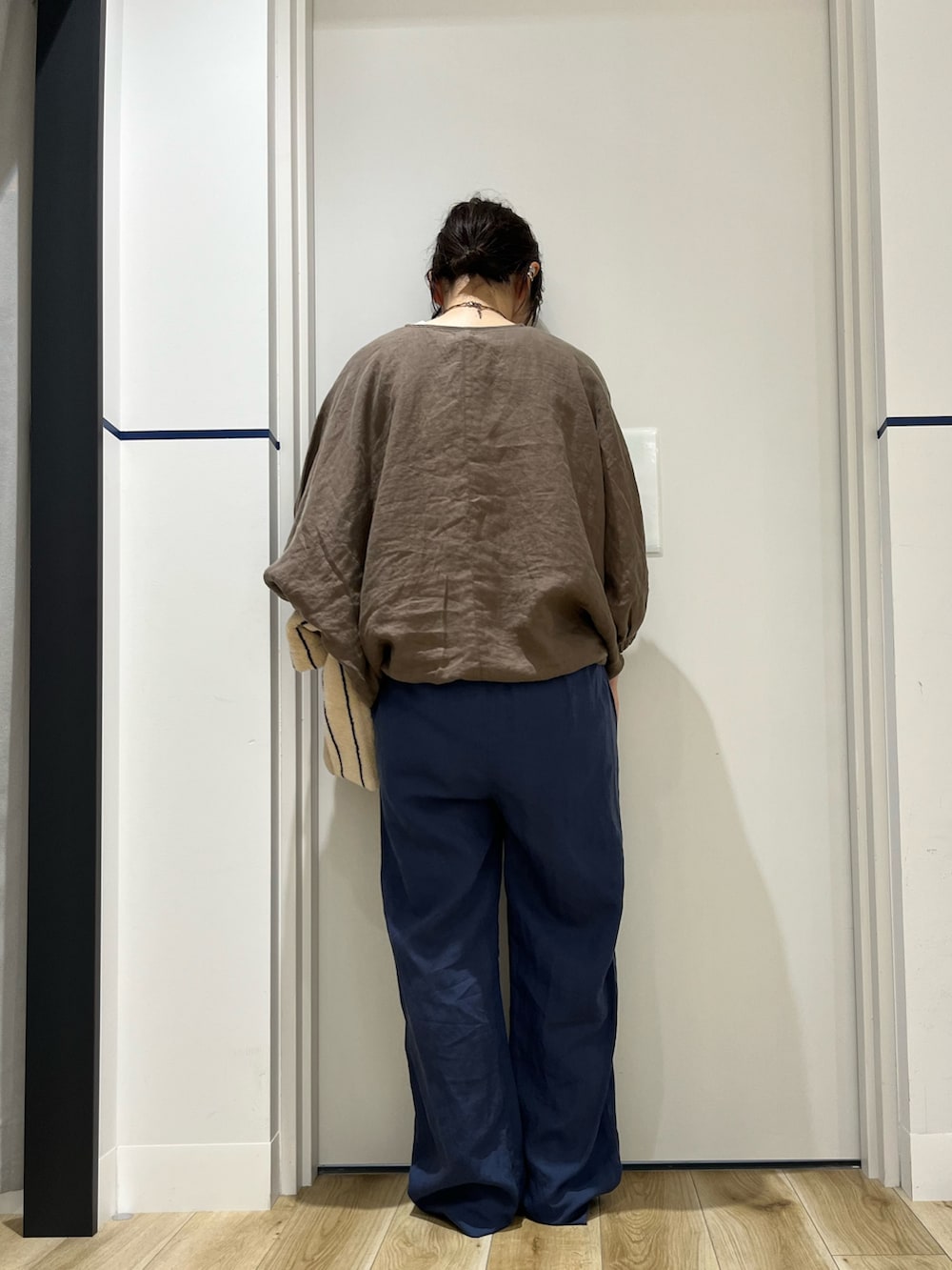ブルー系のその他パンツ、ブラック系のバレエシューズ、ベージュ系のトートバッグを着用したレディースの夏コーディネートの3枚目の写真