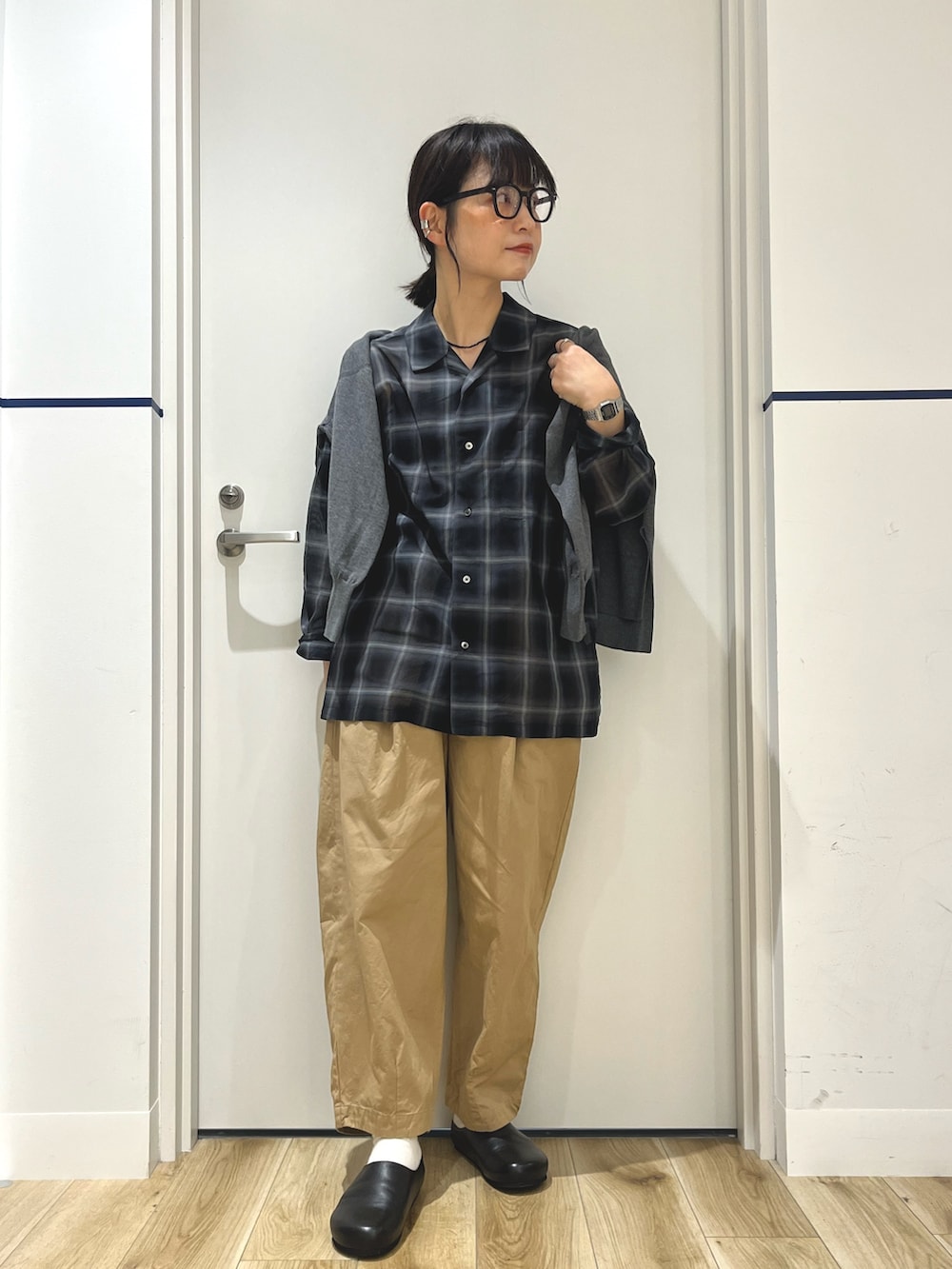 グレー系のカーディガン/ボレロ、ベージュ系のその他パンツ、ブラウン系のトートバッグを着用したレディースの秋コーディネートの4枚目の写真
