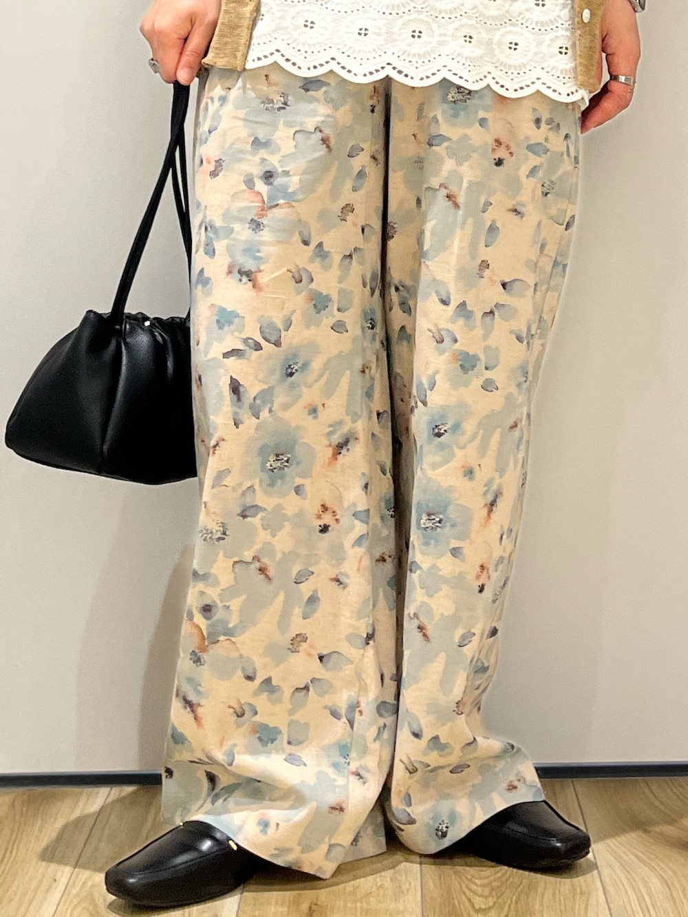 ベージュ系のカーディガン/ボレロ、ホワイト系のシャツ/ブラウス、ブラック系のショルダーバッグを着用したレディースの春コーディネートの5枚目の写真