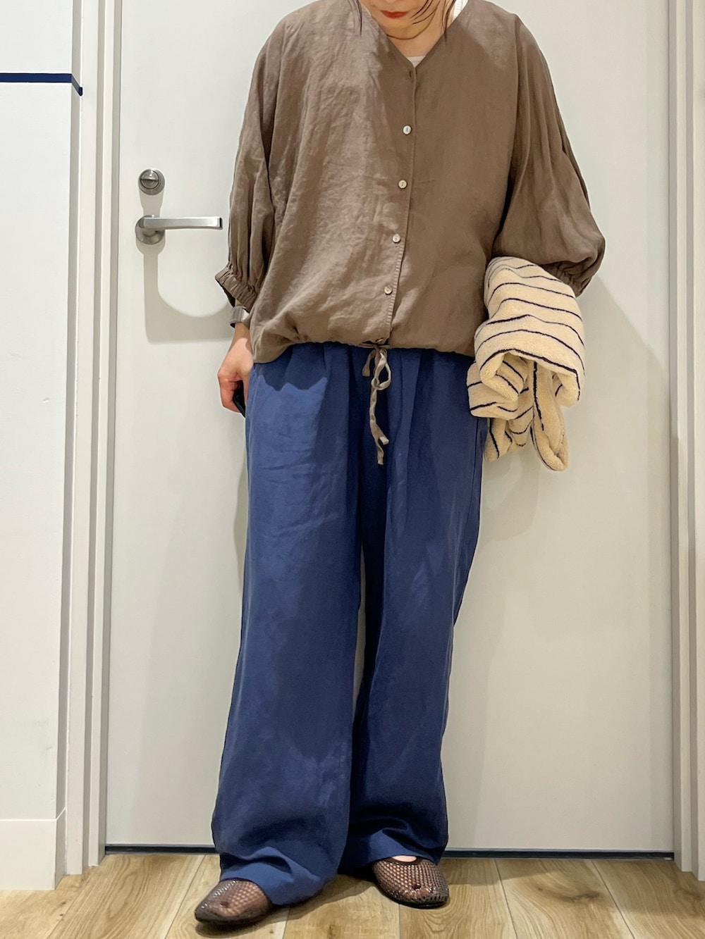 ブルー系のその他パンツ、ブラック系のバレエシューズ、ベージュ系のトートバッグを着用したレディースの夏コーディネートの4枚目の写真