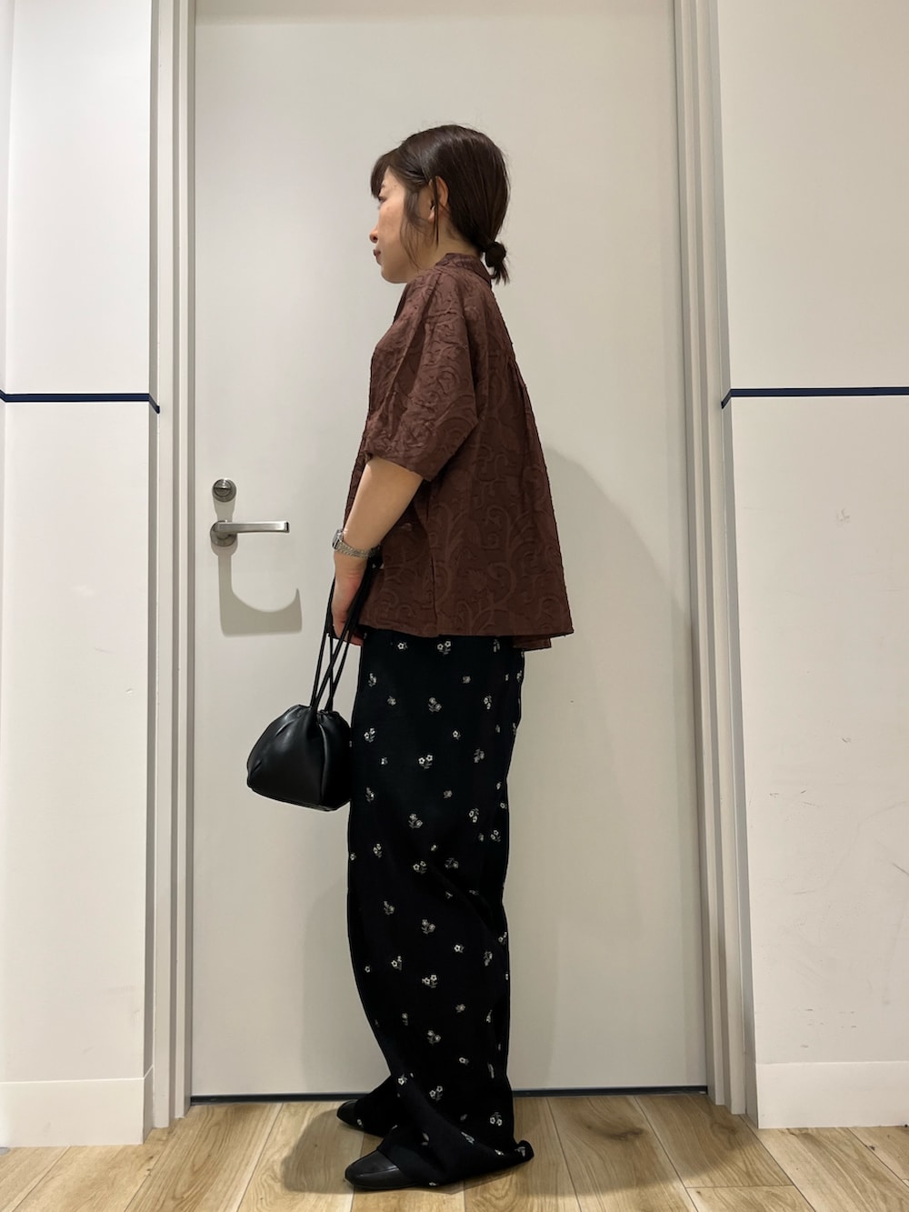 ブラウン系のシャツ/ブラウス、ブラック系のショルダーバッグ、ブルー系のその他パンツを着用したレディースの春コーディネートの2枚目の写真