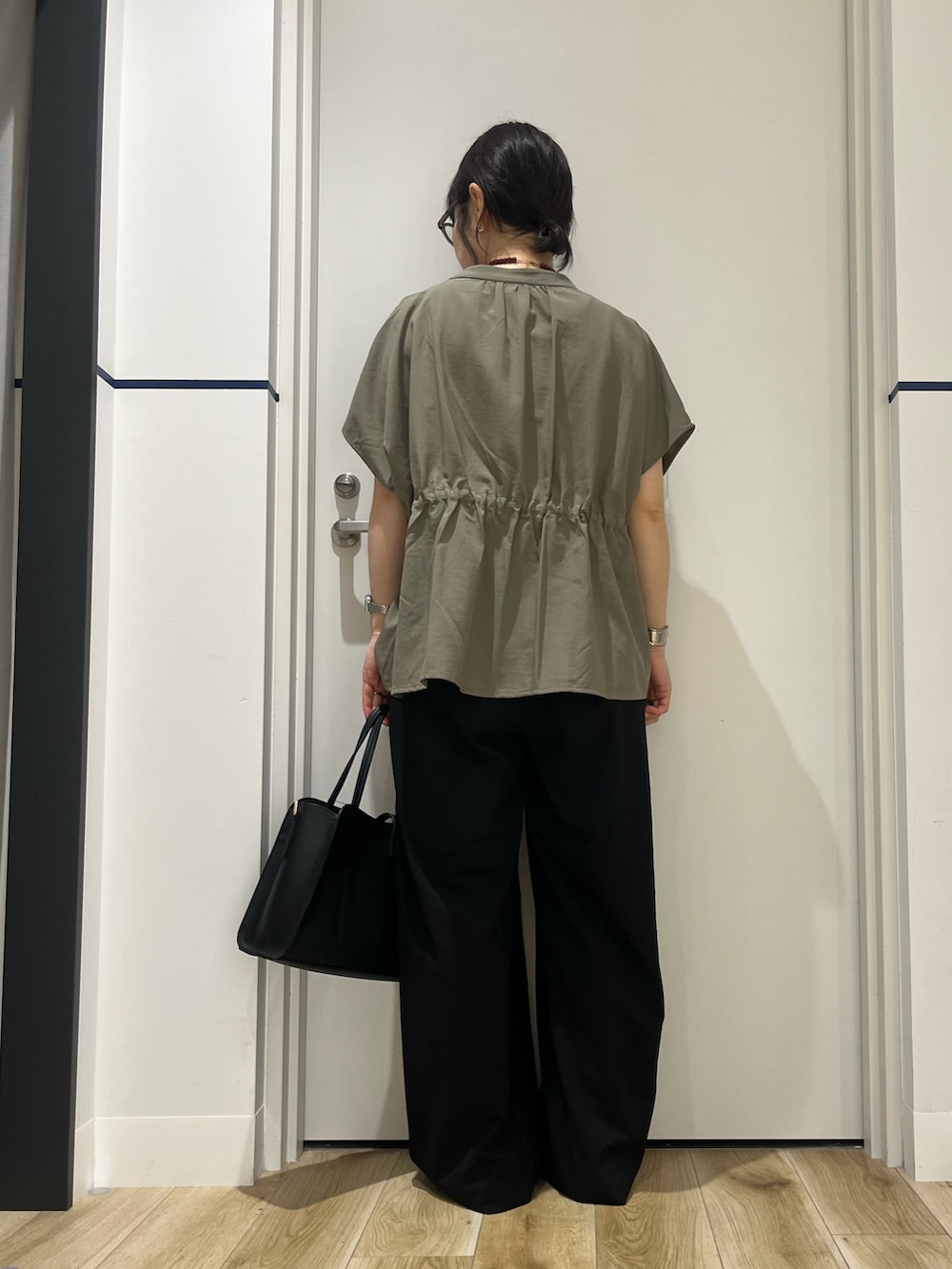 グリーン系のシャツ/ブラウス、ブラック系のその他パンツ、ブラック系のショルダーバッグを着用したレディースの夏コーディネートの4枚目の写真