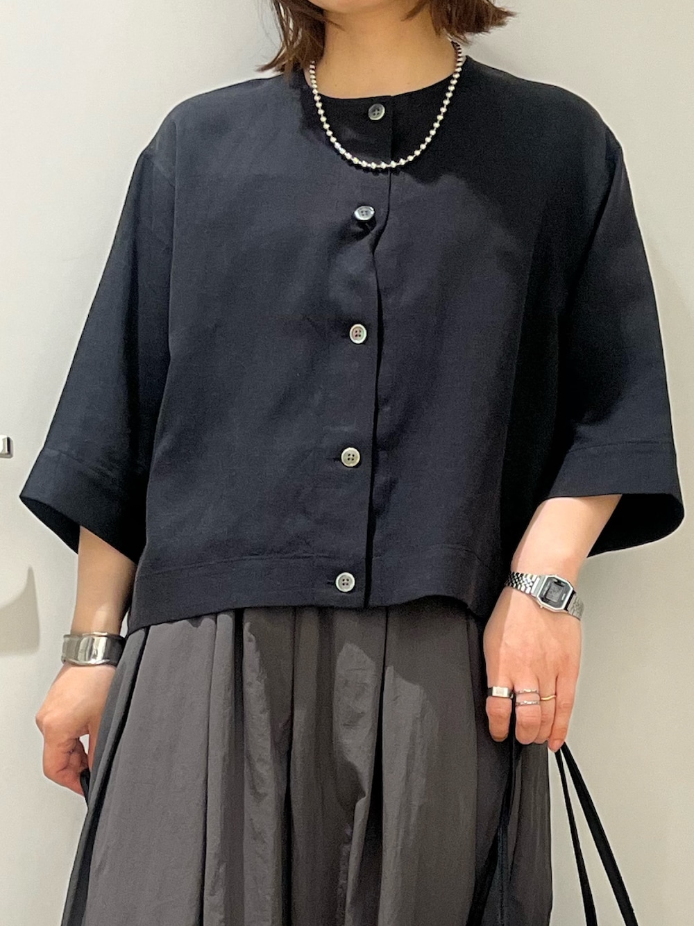 ブラック系のボストンバッグ、ブラック系のシャツ/ブラウス、グレー系のその他パンツを着用したレディースの春コーディネートの4枚目の写真