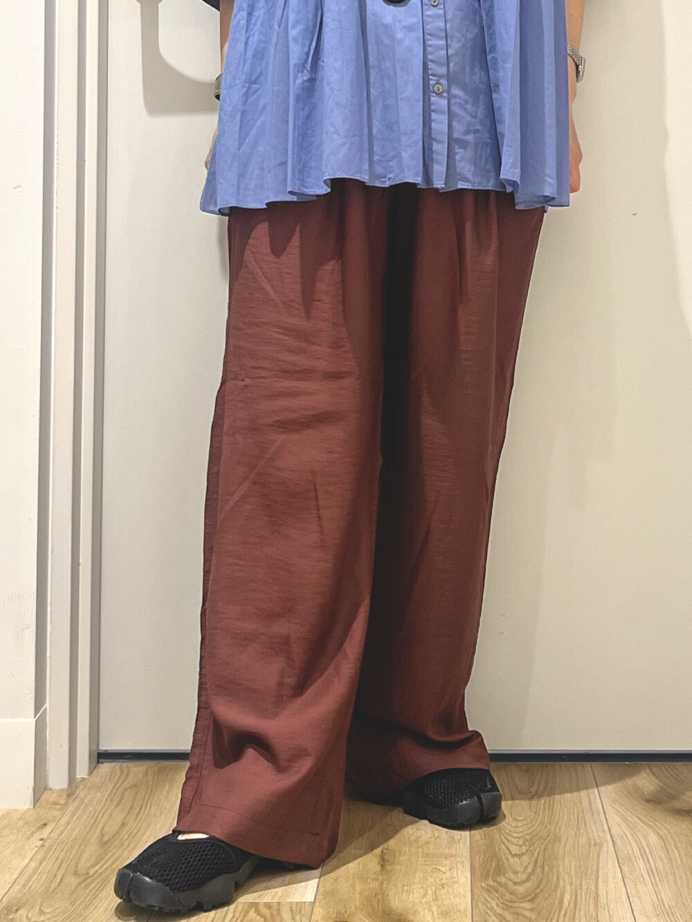 レッド系のその他パンツ、ブルー系のシャツ/ブラウス、ブラック系のその他シューズを着用したレディースの夏コーディネートの5枚目の写真