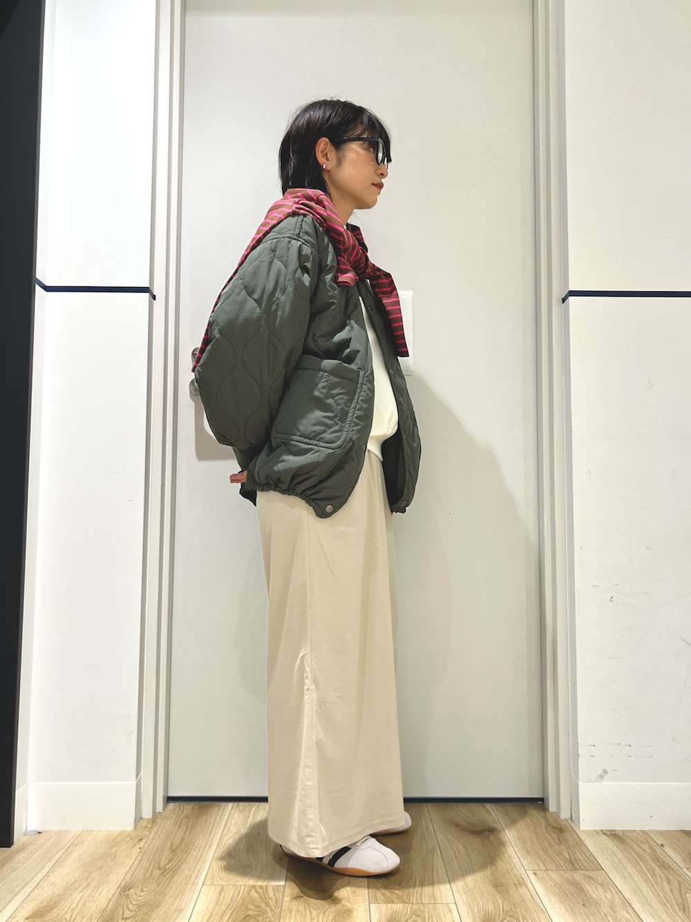 ブラウン系のTシャツ/カットソー、グリーン系のブルゾン、ホワイト系のスウェットを着用したレディースの秋コーディネートの2枚目の写真