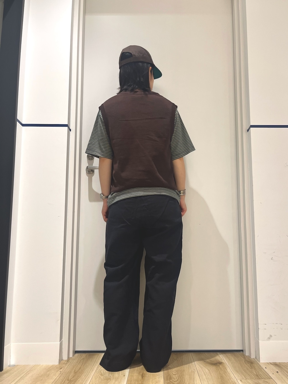ブラウン系のベスト、グレー系のTシャツ/カットソー、ブラック系のその他パンツを着用したレディースの夏コーディネートの3枚目の写真