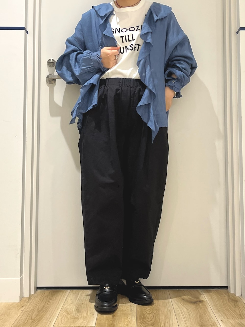 ブルー系のシャツ/ブラウス、ホワイト系のTシャツ/カットソー、グレー系のトートバッグを着用したレディースの夏コーディネートの2枚目の写真
