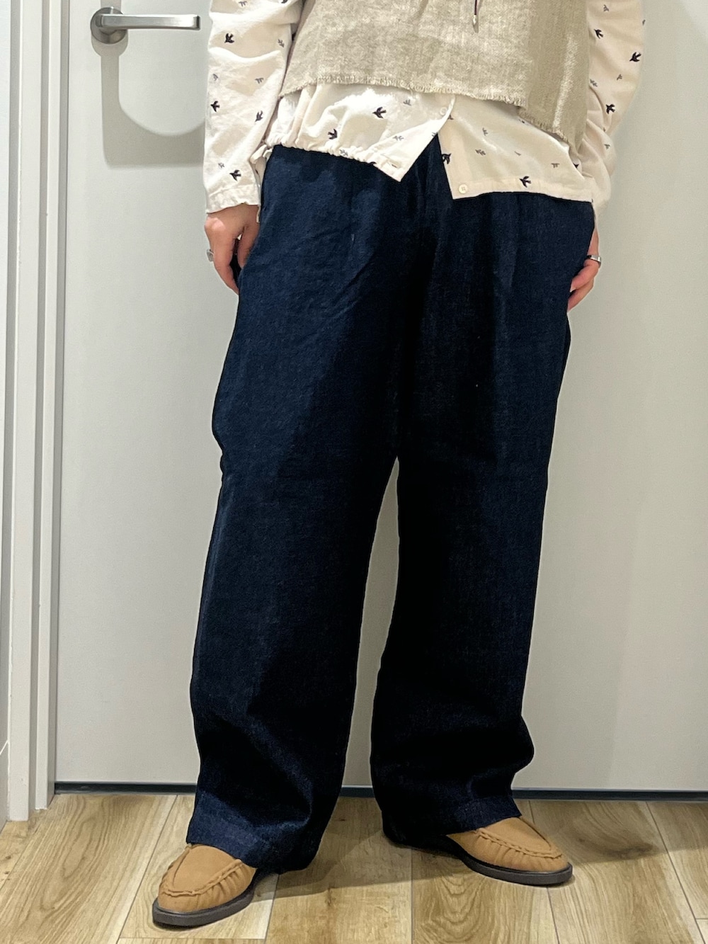 ブルー系のその他パンツ、イエロー系のローファー、ベージュ系のその他トップスを着用したレディースの春コーディネートの4枚目の写真