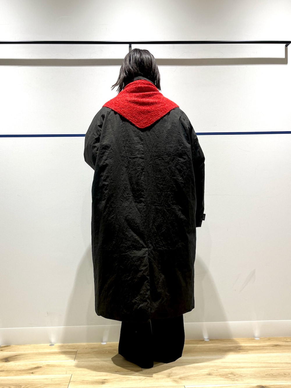 ブラック系のダウンジャケット/コート、ブラック系のその他パンツ、ブラック系のローファーを着用したレディースの冬コーディネートの4枚目の写真