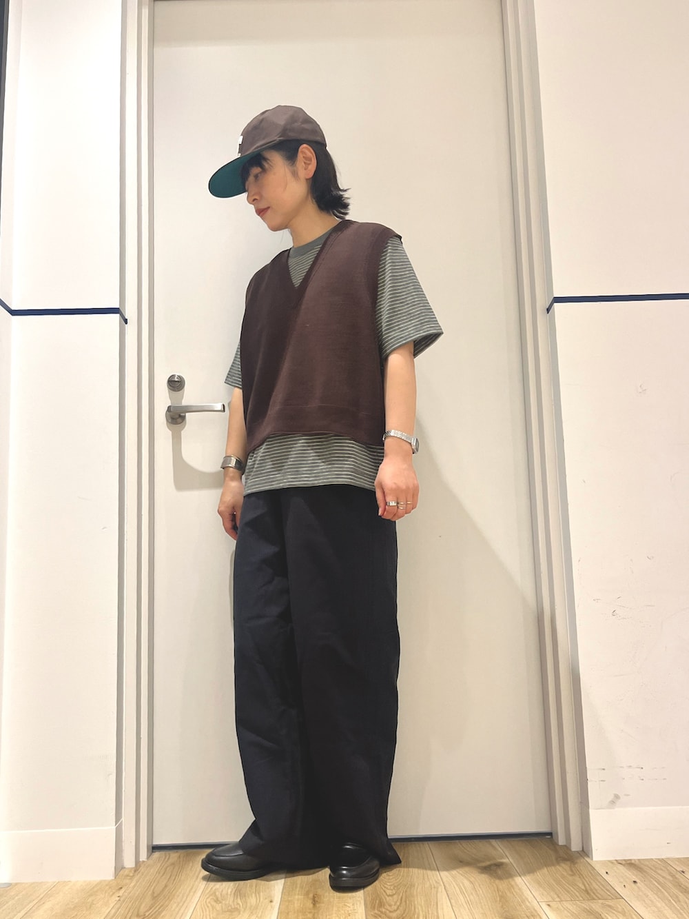 ブラウン系のベスト、グレー系のTシャツ/カットソー、ブラック系のその他パンツを着用したレディースの夏コーディネートの4枚目の写真